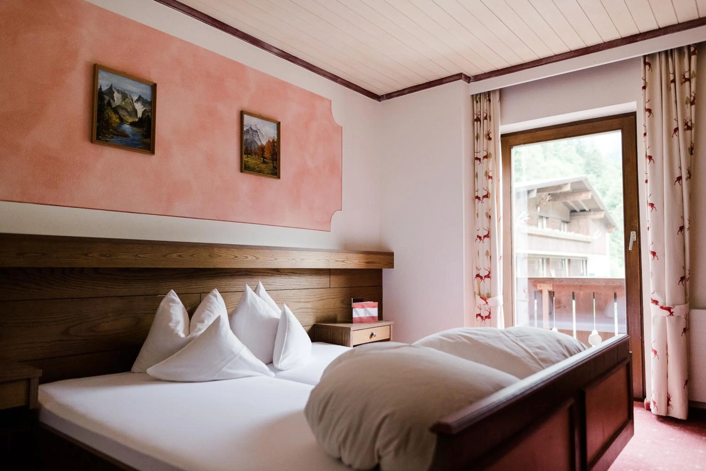 Bed in Das Naturhotel die Eng