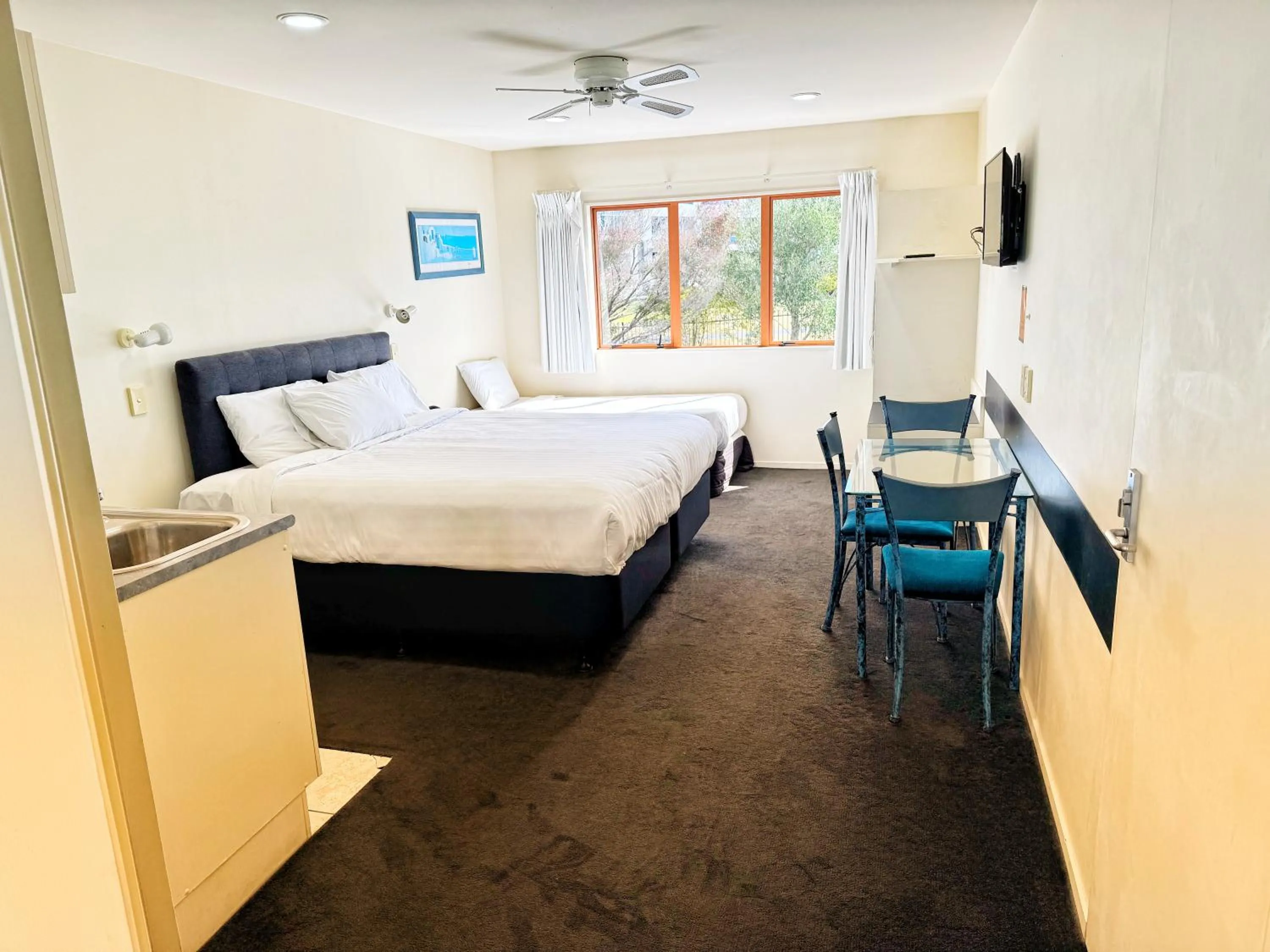 View (from property/room), Bed in Albany Executive Motor Inn Limited