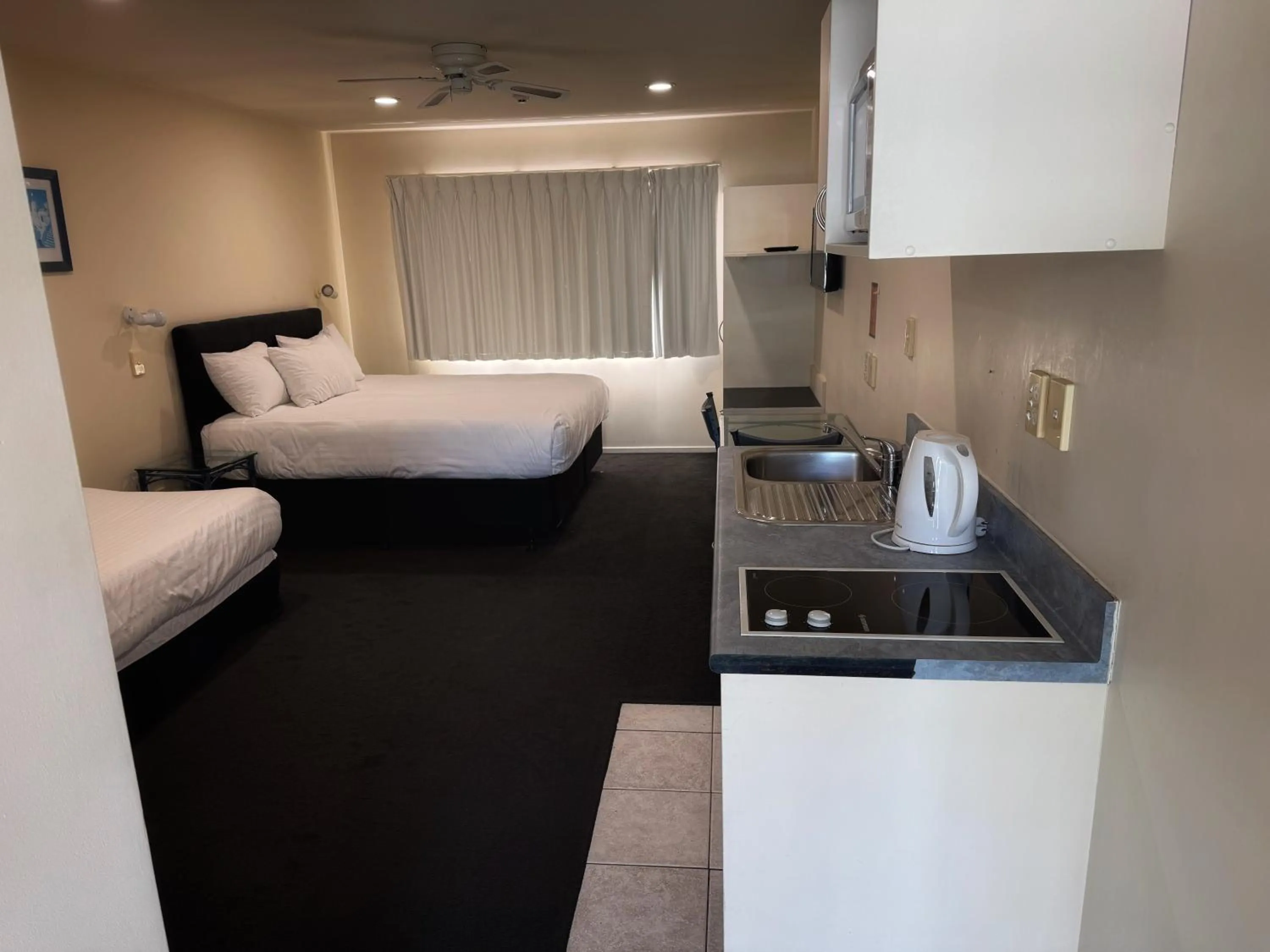 View (from property/room), Bed in Albany Executive Motor Inn Limited