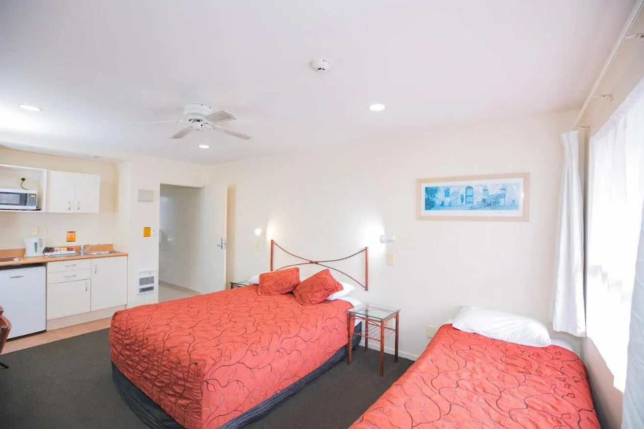 View (from property/room), Bed in Albany Executive Motor Inn Limited