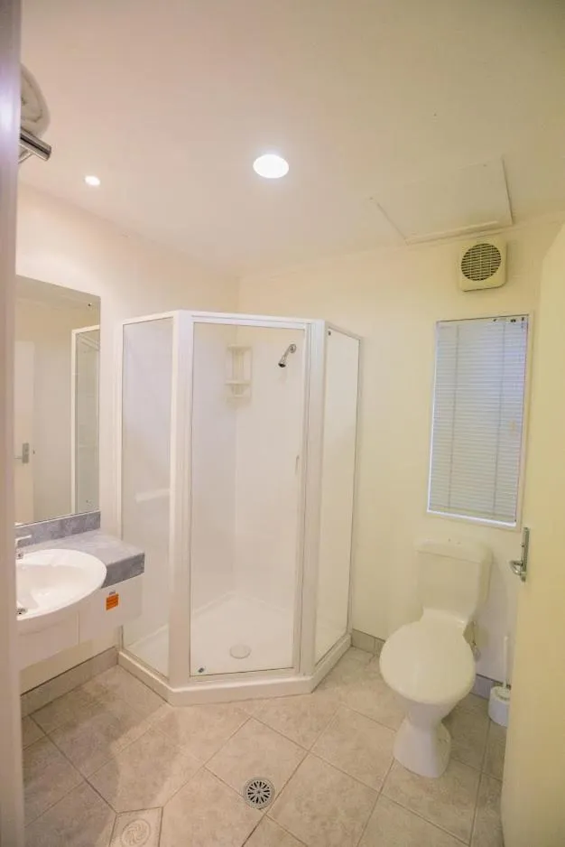 Bathroom in Albany Executive Motor Inn Limited