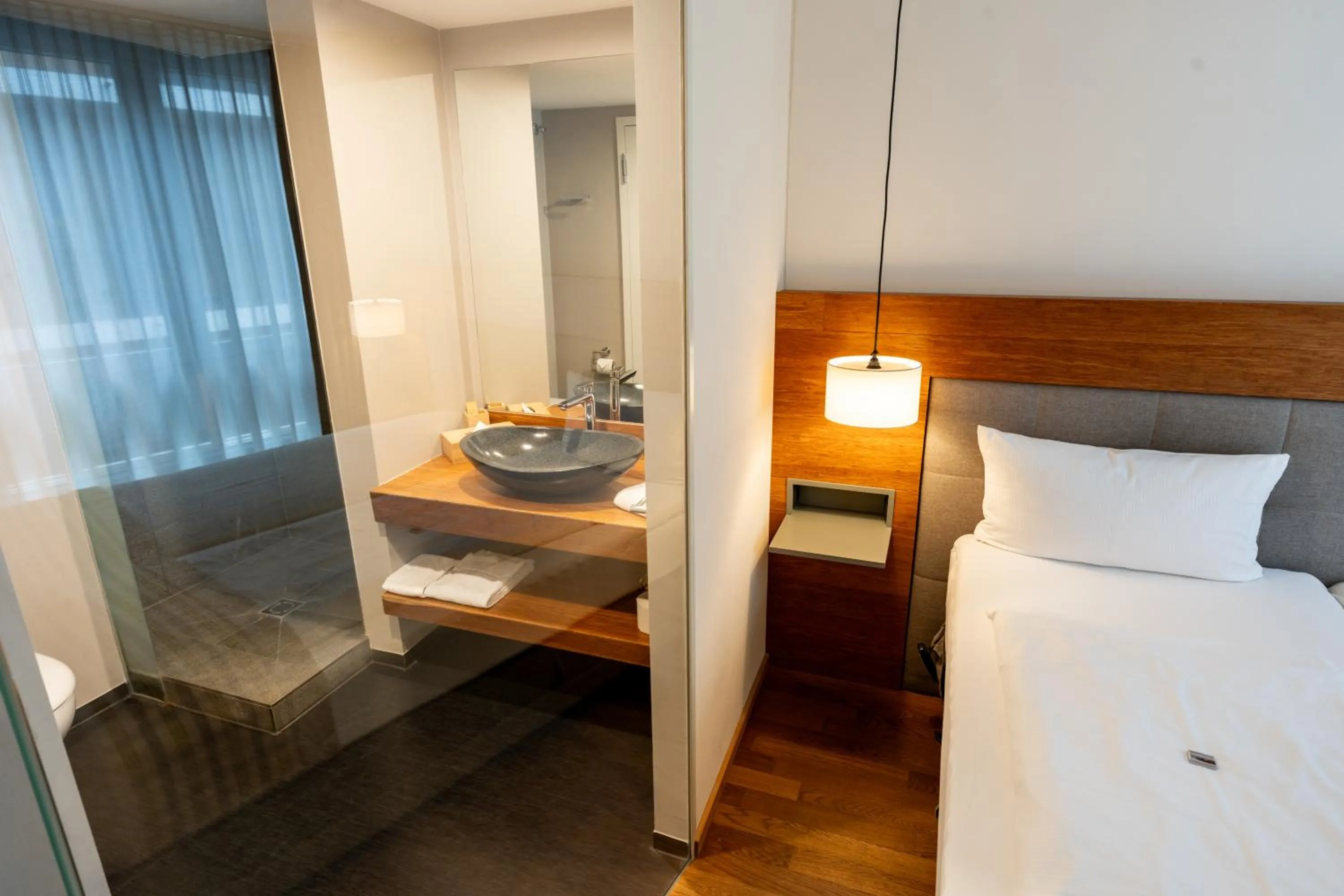 Bathroom, Bed in Restaurant Hotel Zum Storchen