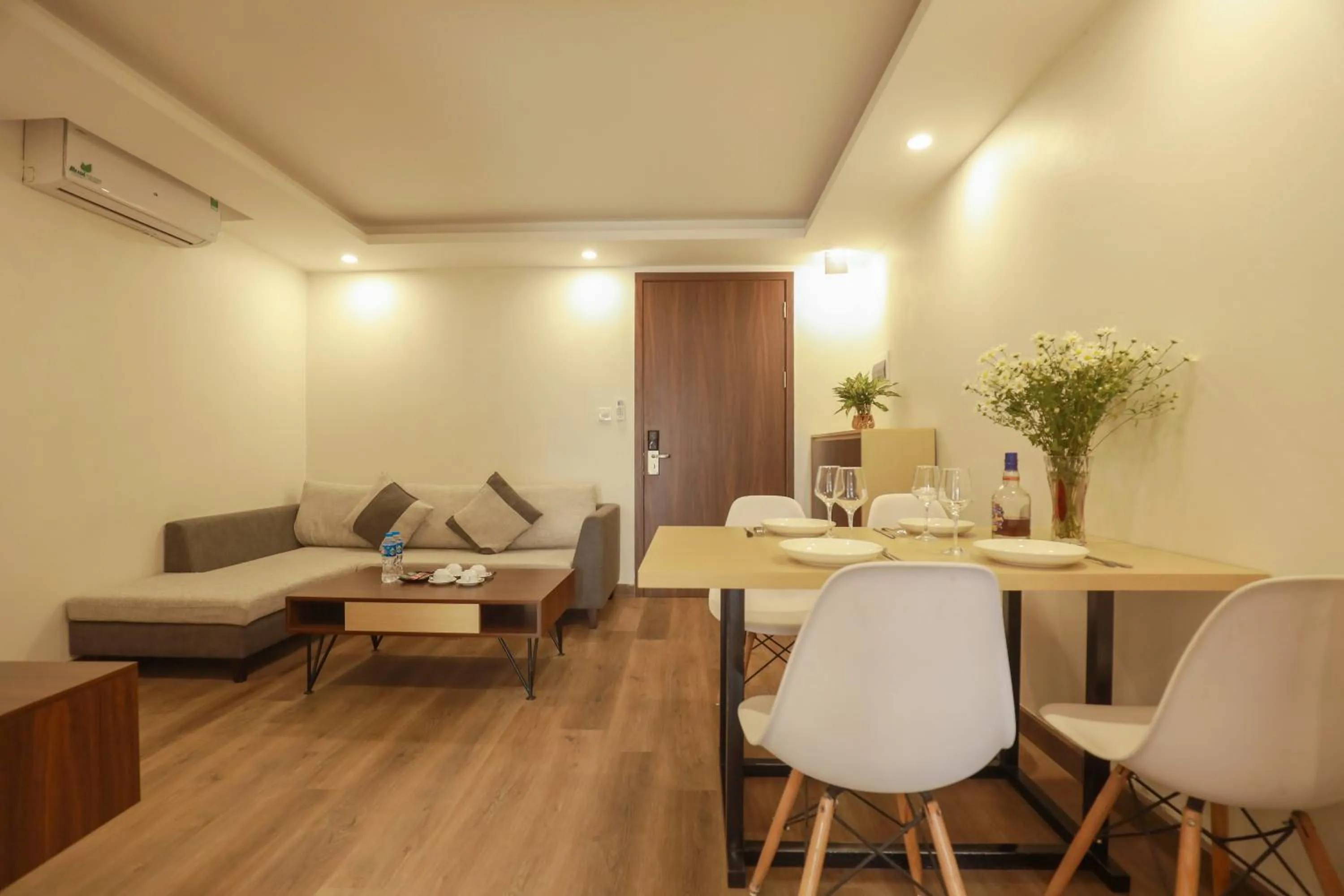 Dining area in Wins Apartment