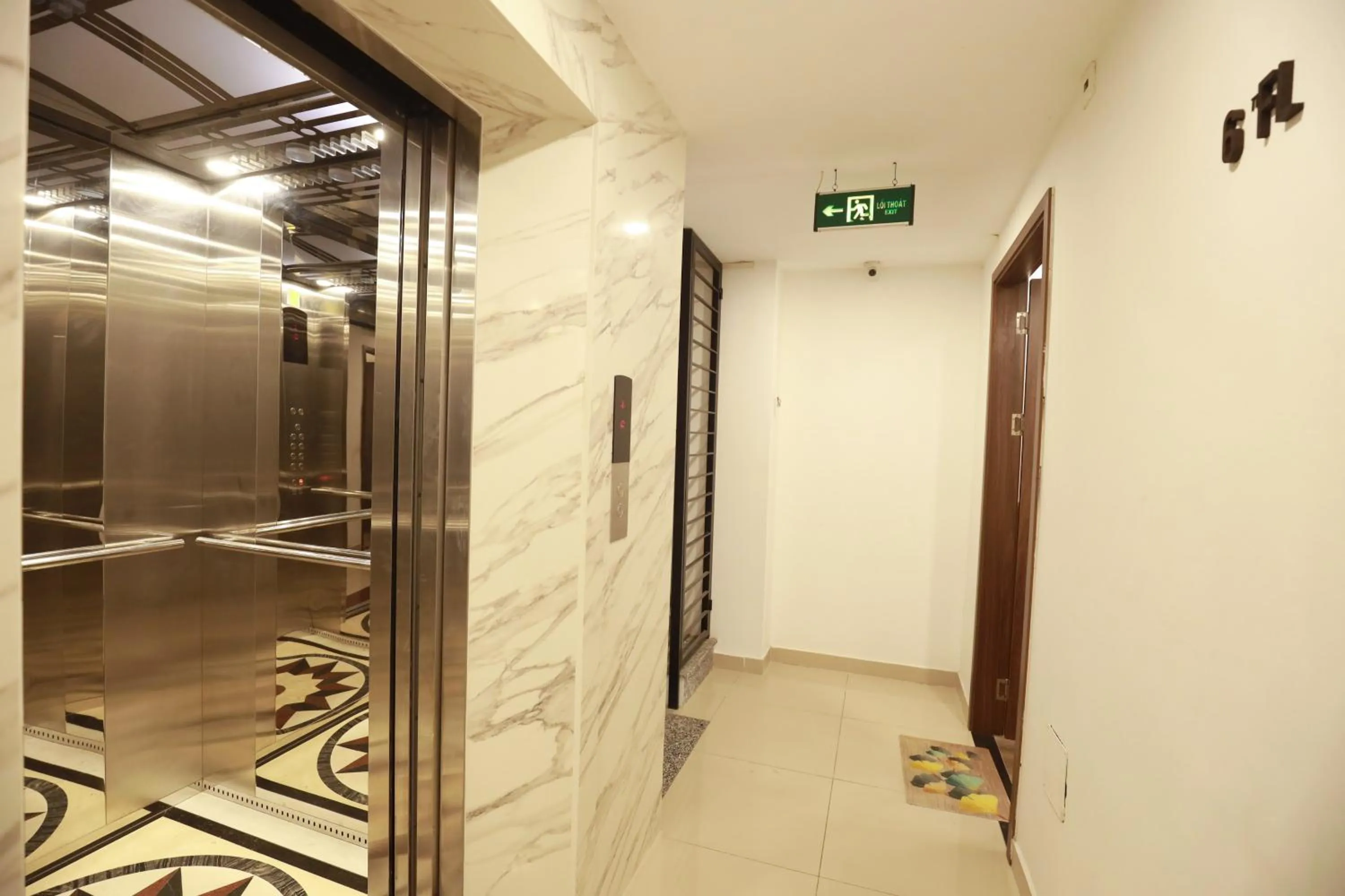 elevator in Wins Apartment