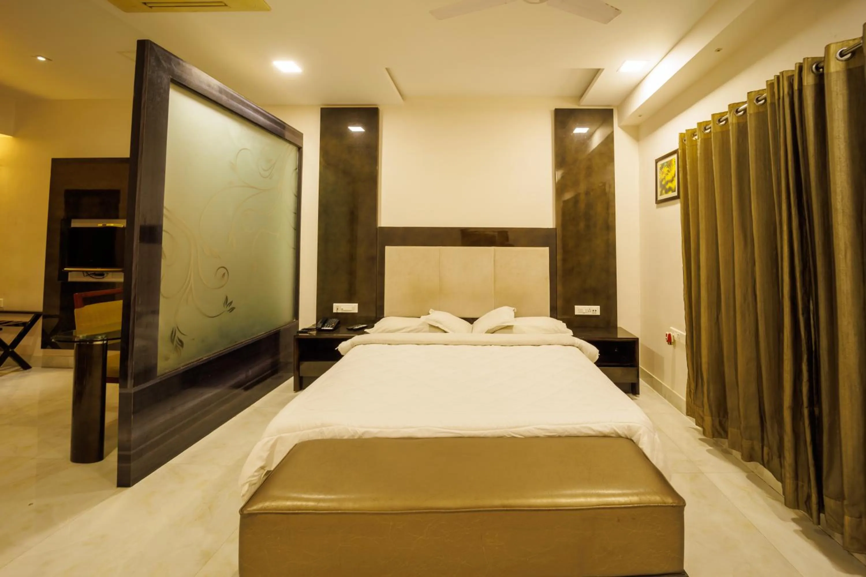 Photo of the whole room, Bed in Hotel Celebration