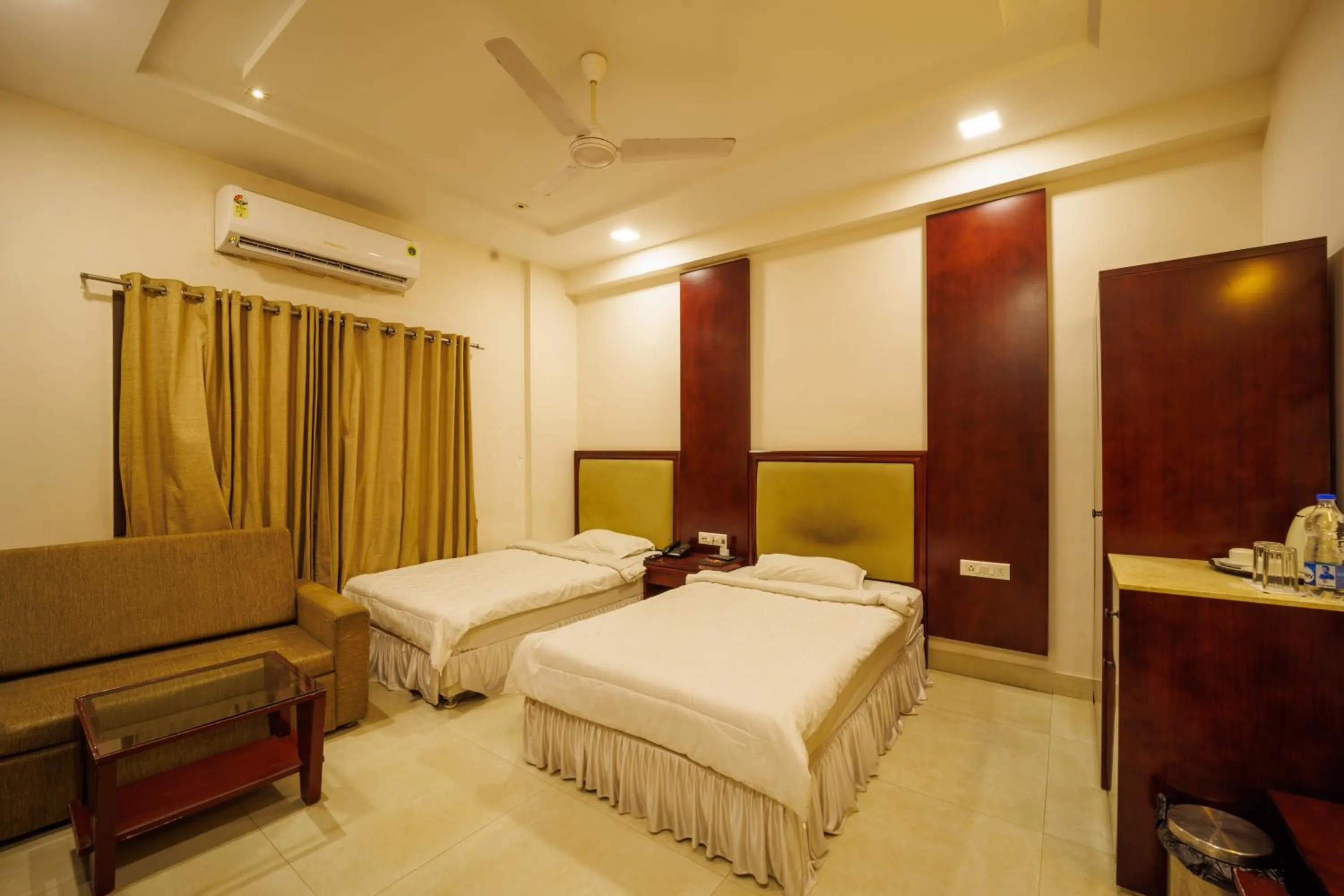 Photo of the whole room, Bed in Hotel Celebration