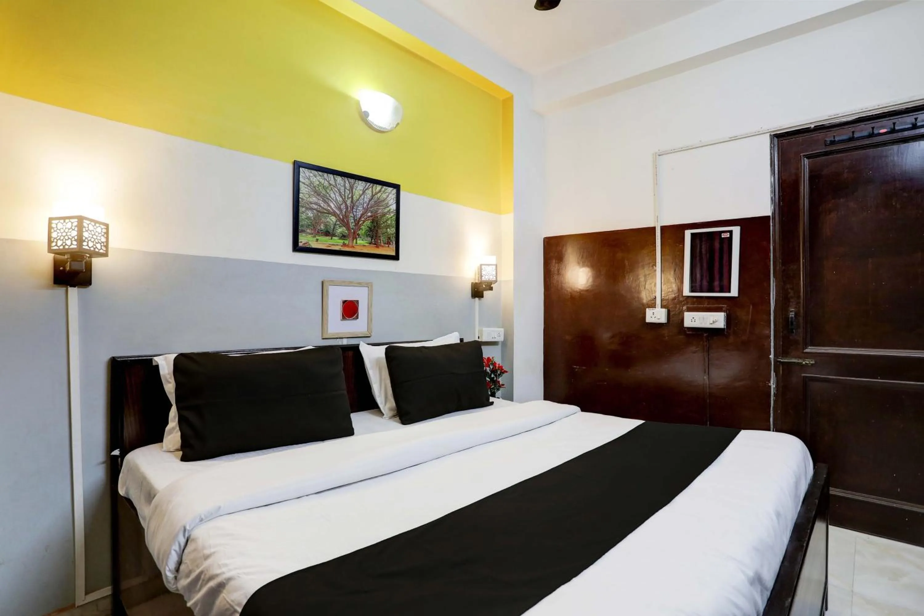 Bedroom, Bed in Hotel O Green Park Residency