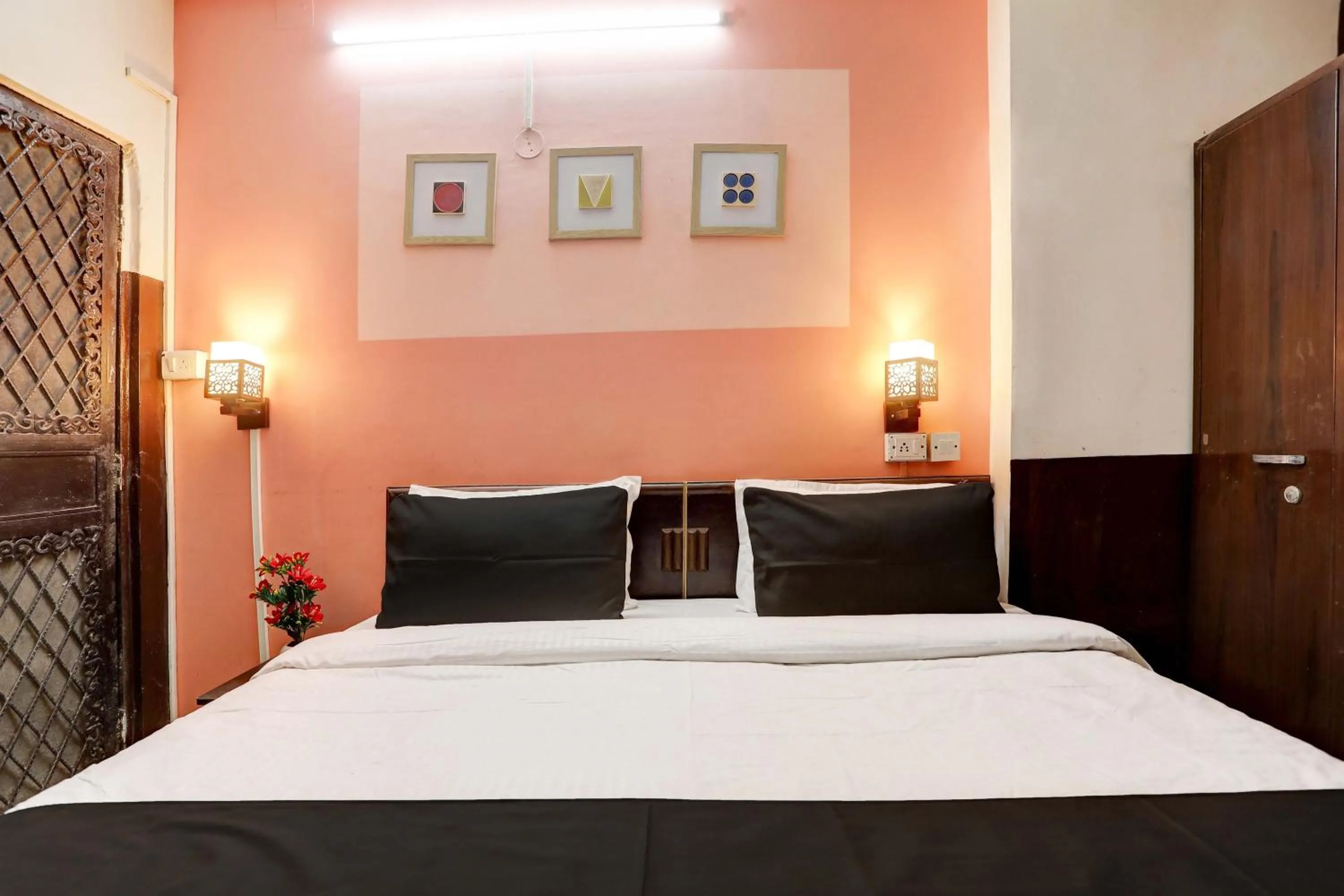 Facade/entrance, Bed in Hotel O Green Park Residency