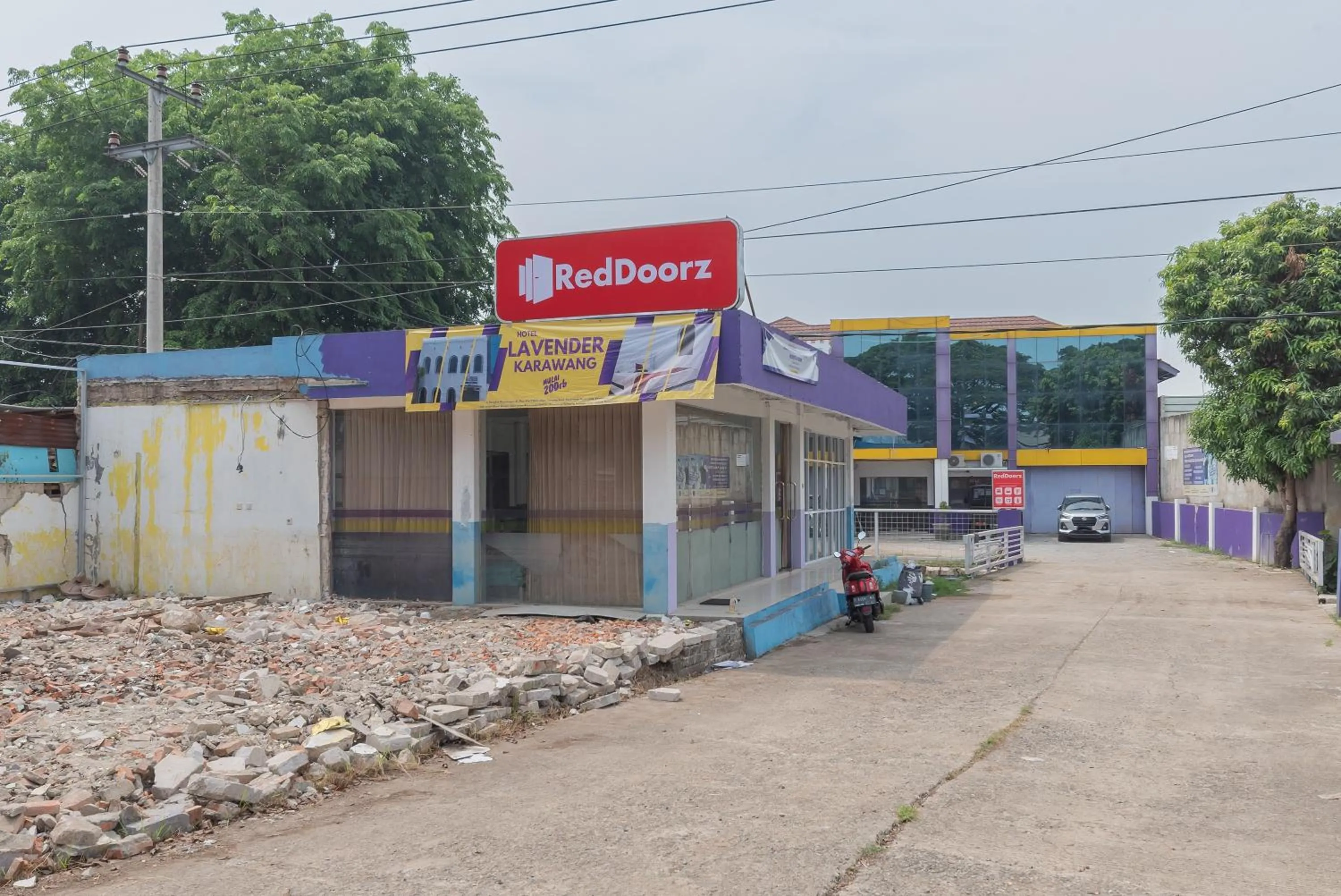 Property building in RedDoorz at Jalan Pangkal Perjuangan Karawang