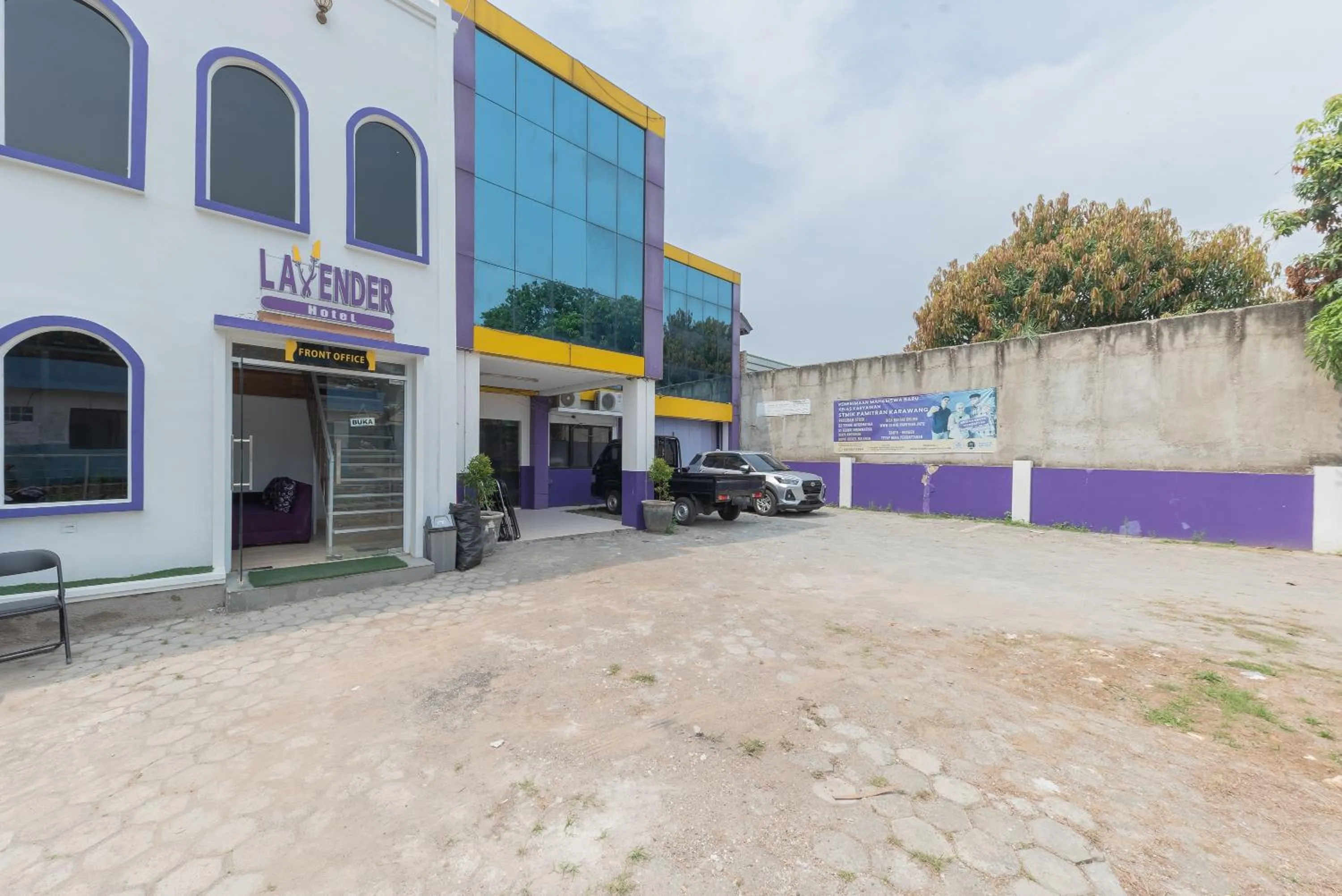 Property building in RedDoorz at Jalan Pangkal Perjuangan Karawang