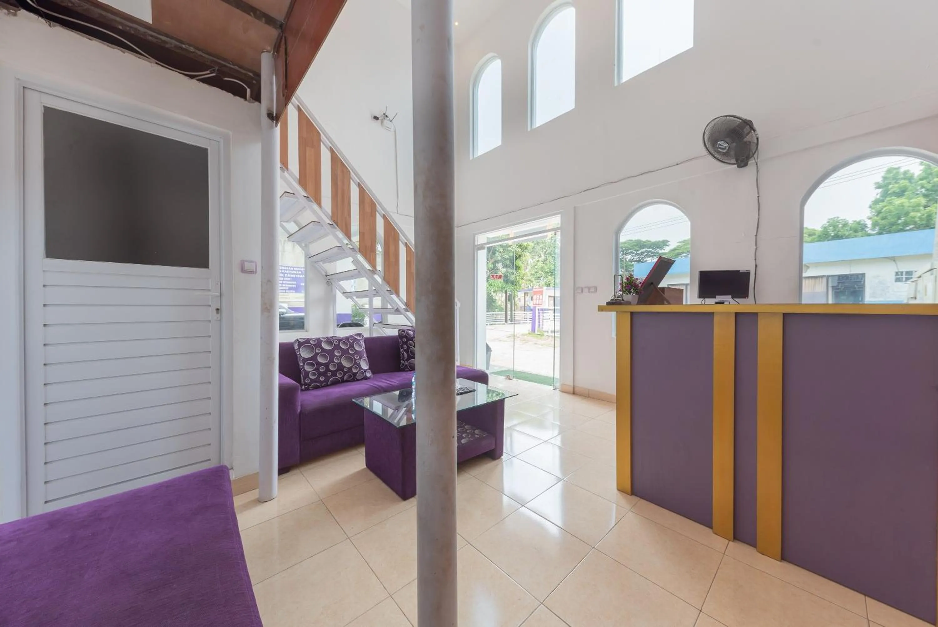 Lobby or reception in RedDoorz at Jalan Pangkal Perjuangan Karawang