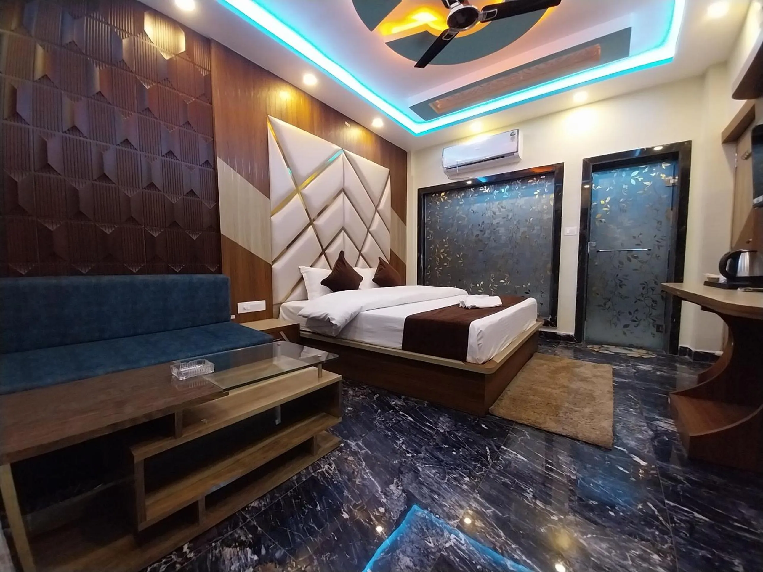 Photo of the whole room in THE PELICAN BEACH RESORT