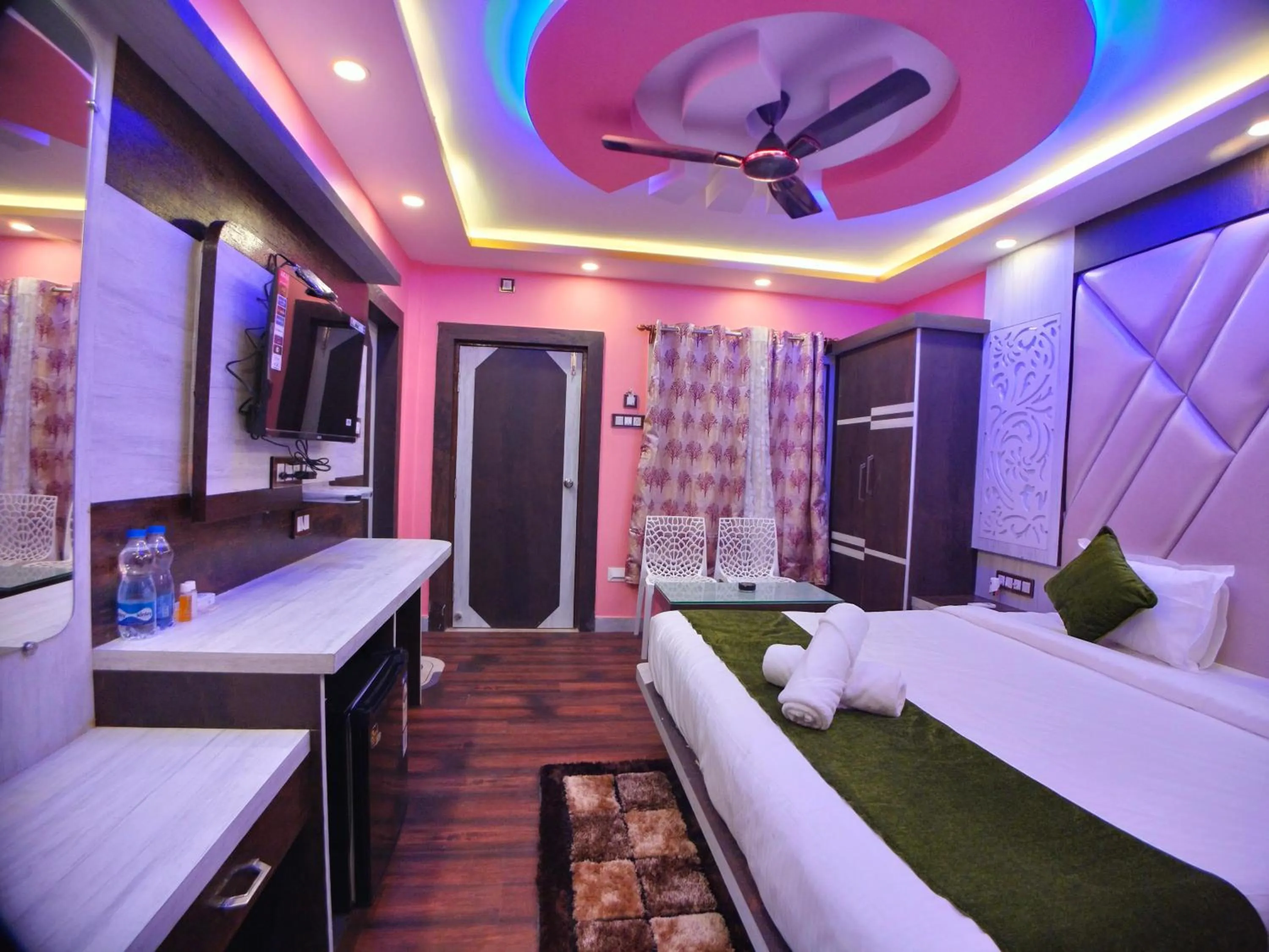 Communal lounge/ TV room in THE PELICAN BEACH RESORT