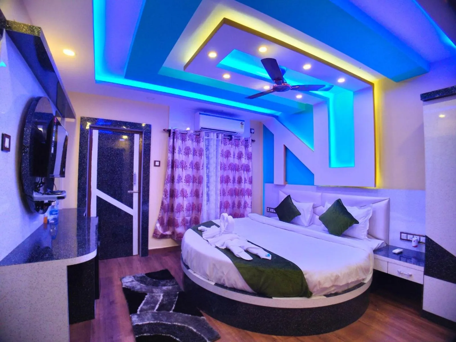 Photo of the whole room in THE PELICAN BEACH RESORT