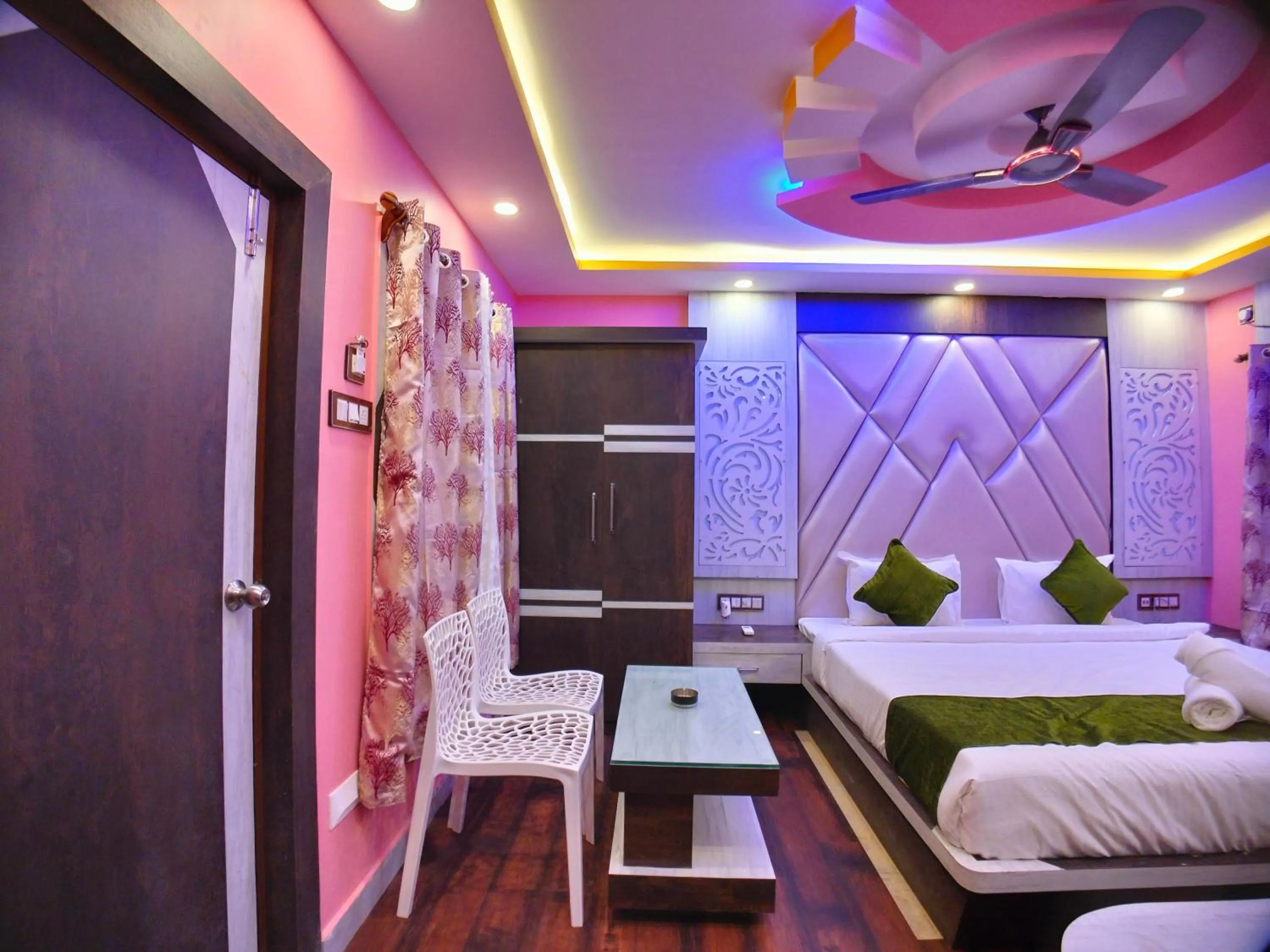 Bed in THE PELICAN BEACH RESORT