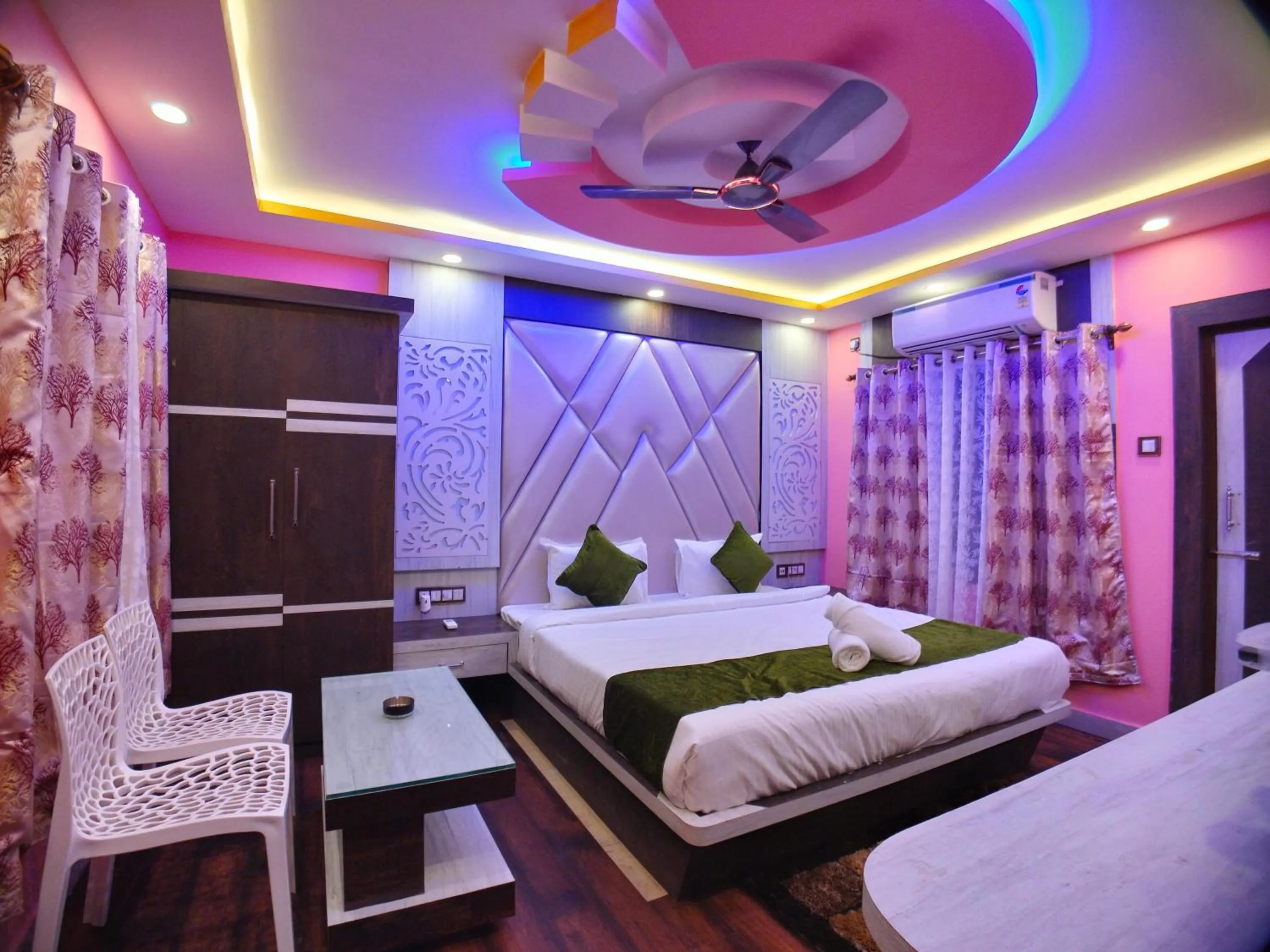 Bed in THE PELICAN BEACH RESORT