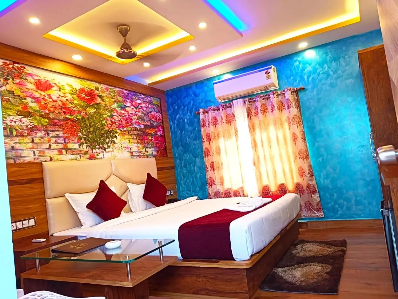 Bed in THE PELICAN BEACH RESORT