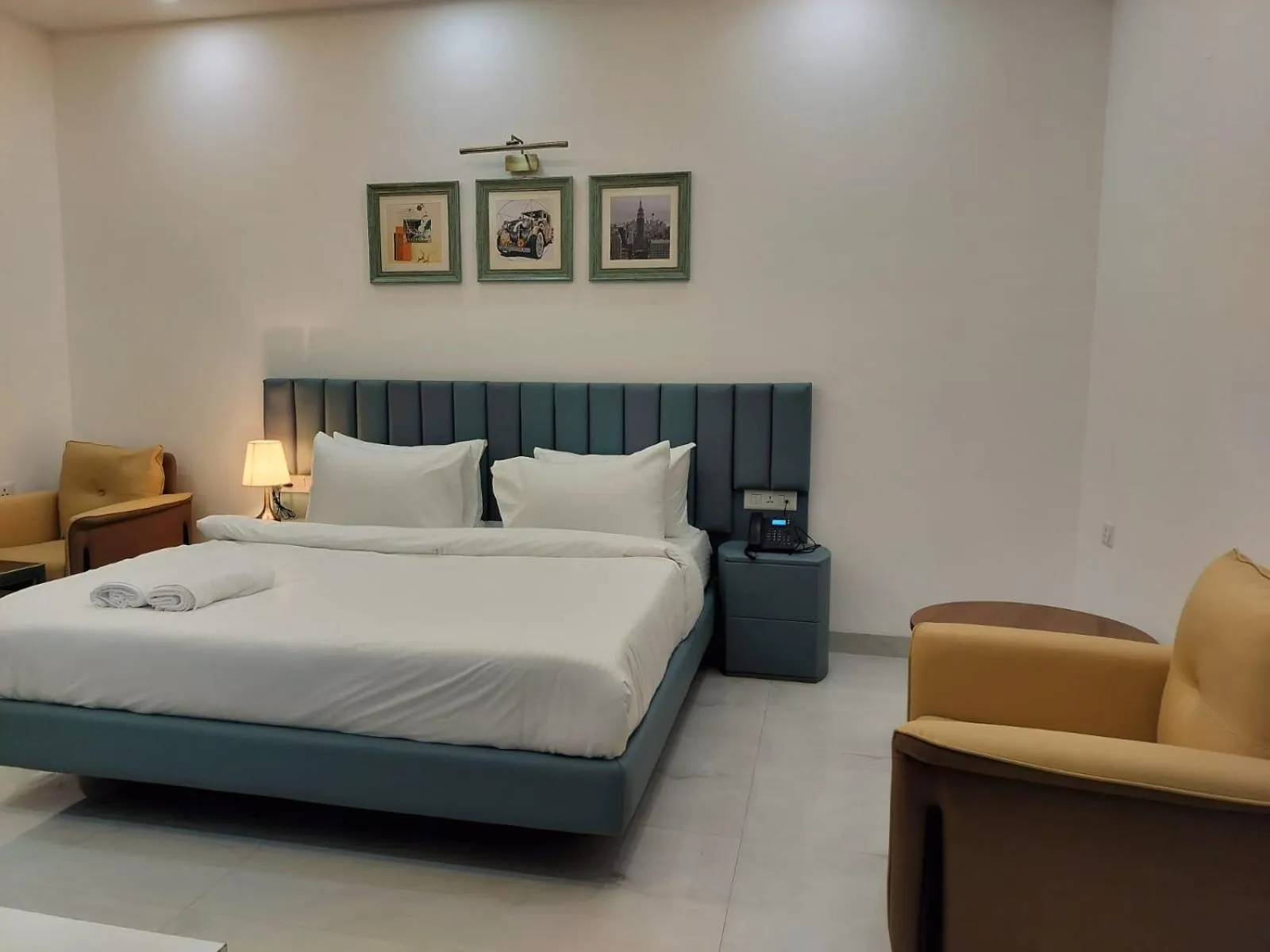 Seating area, Bed in The Hoften Elite 32 Avenue, Sector 15, Gurugram