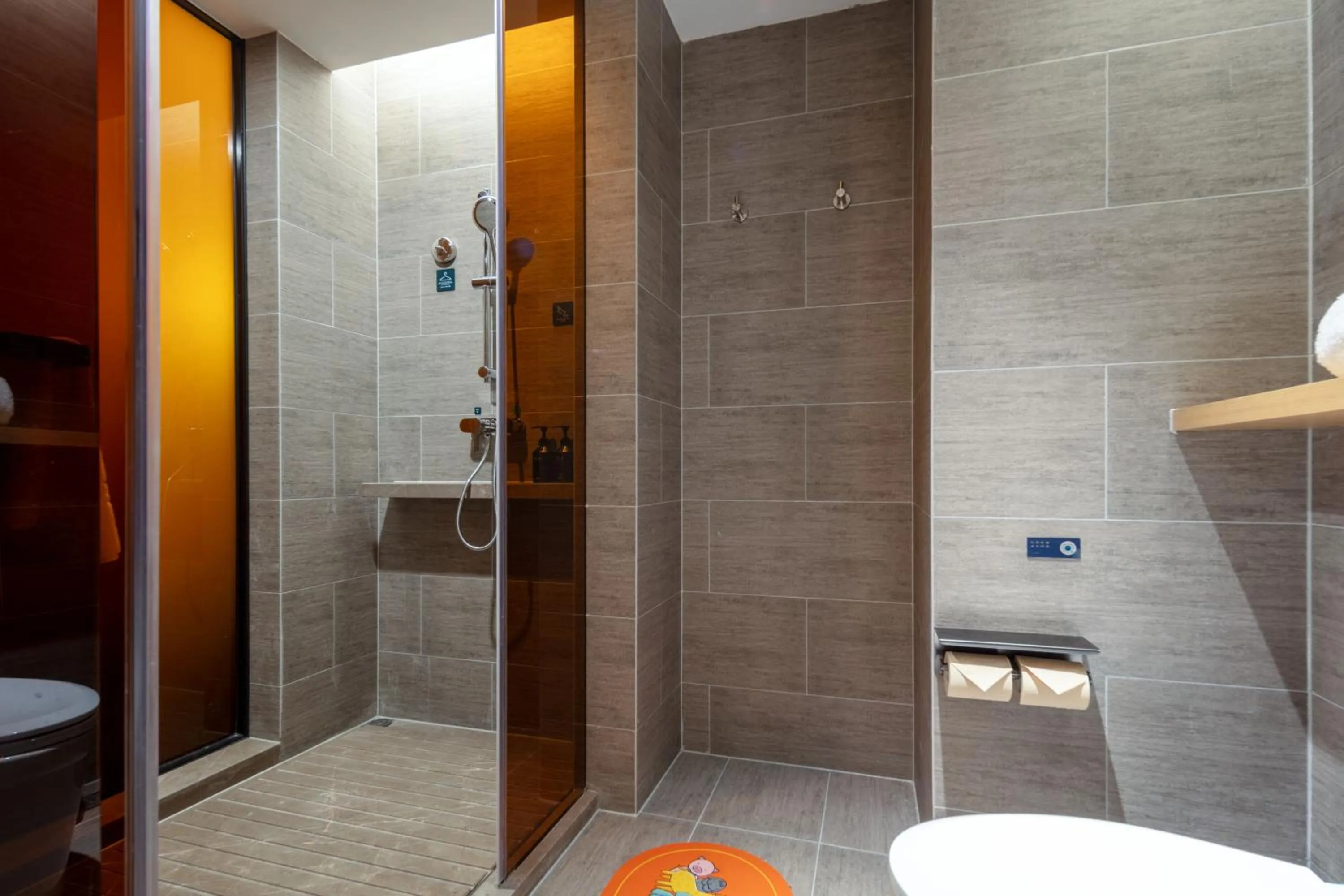 Shower in Atour Hotel Meizhou West Station R&F Center