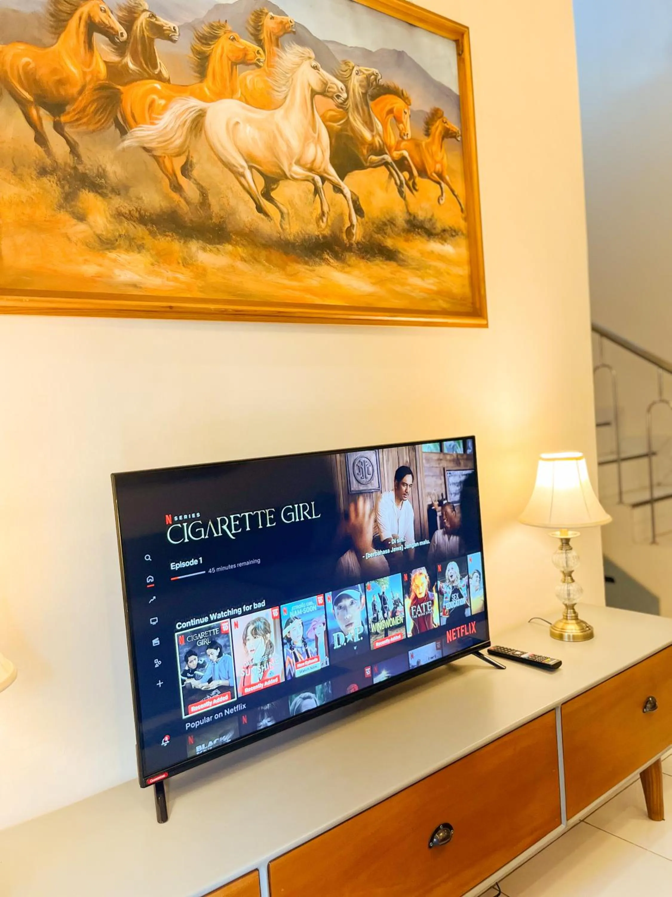 Communal lounge/ TV room in Homestay Kamar Tamu Gedongkiwo