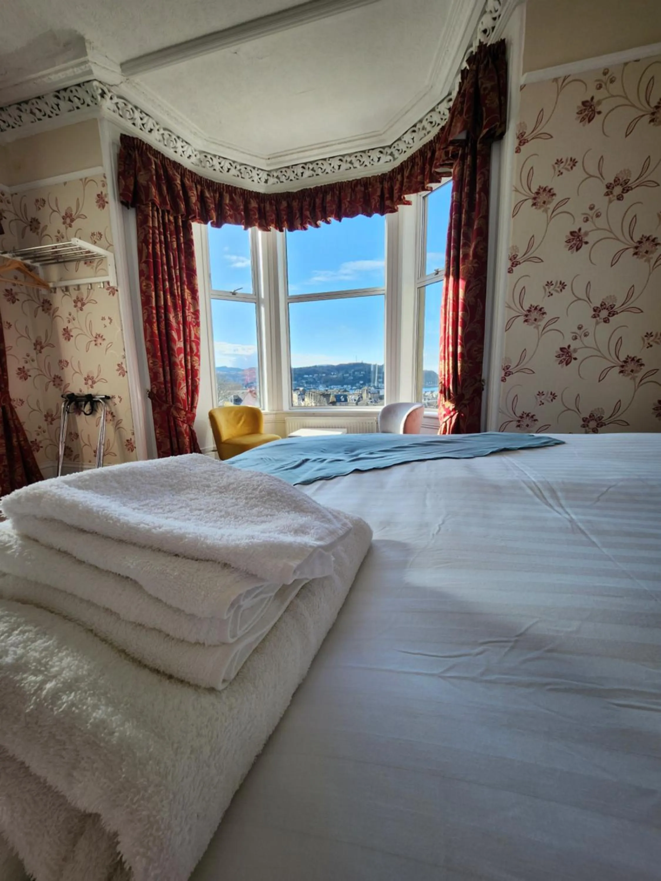 Bed in King's Knoll Hotel