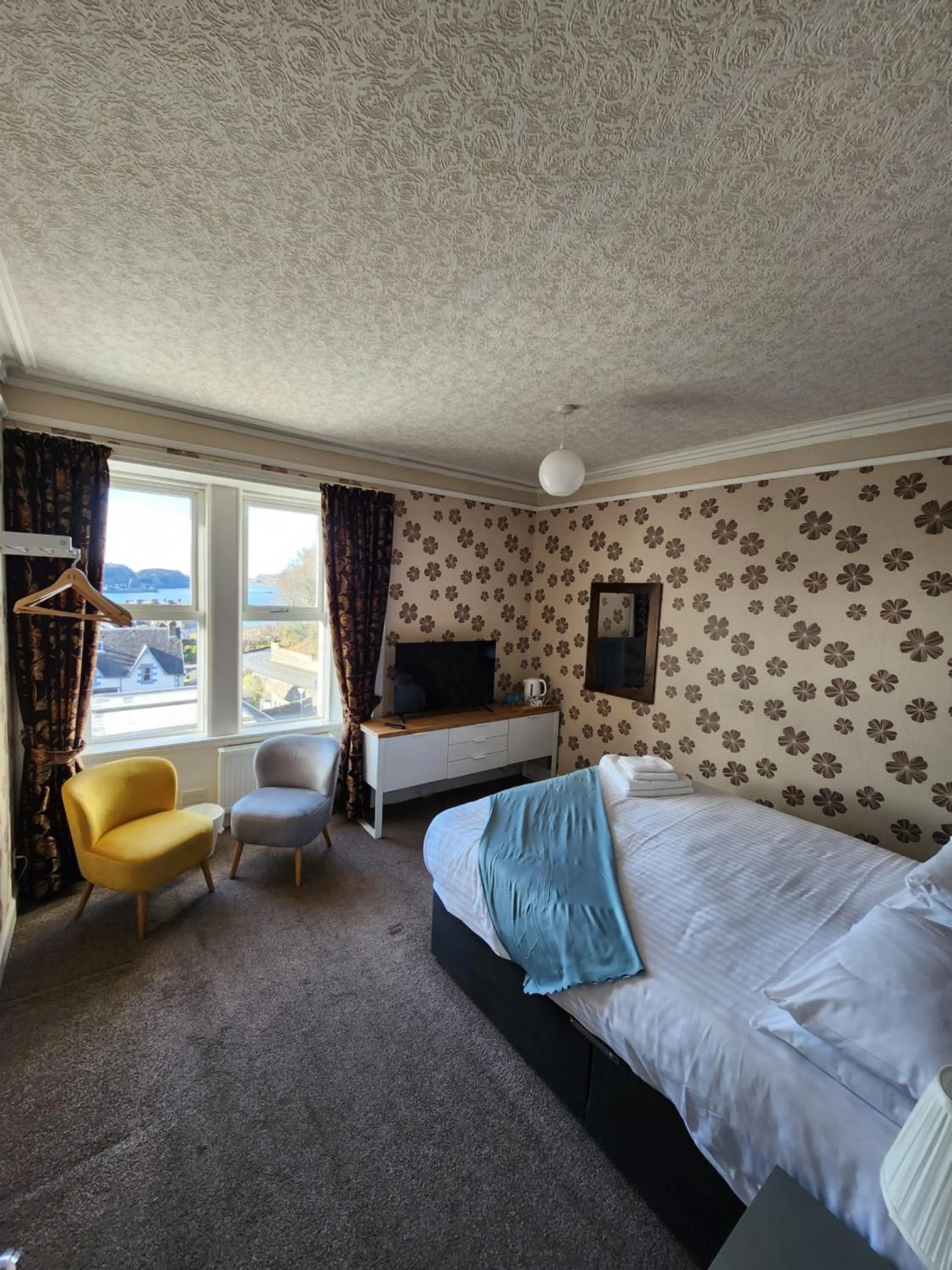 Bed in King's Knoll Hotel