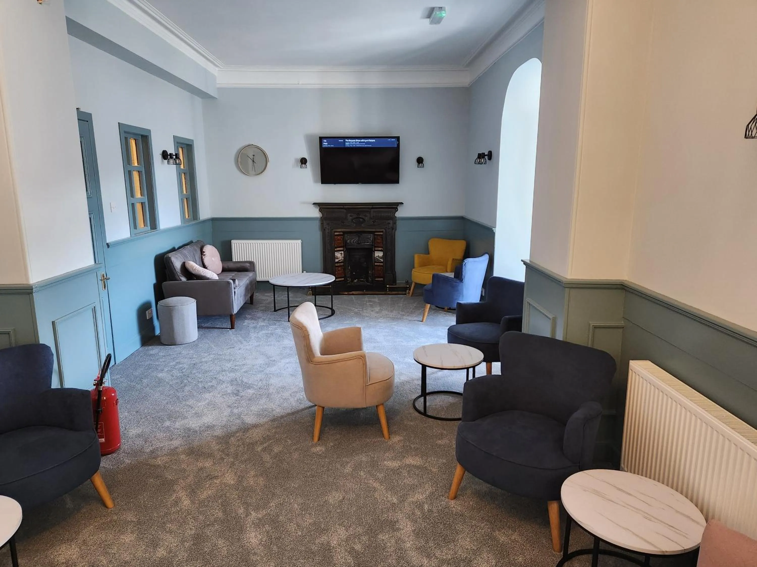 Communal lounge/ TV room in King's Knoll Hotel