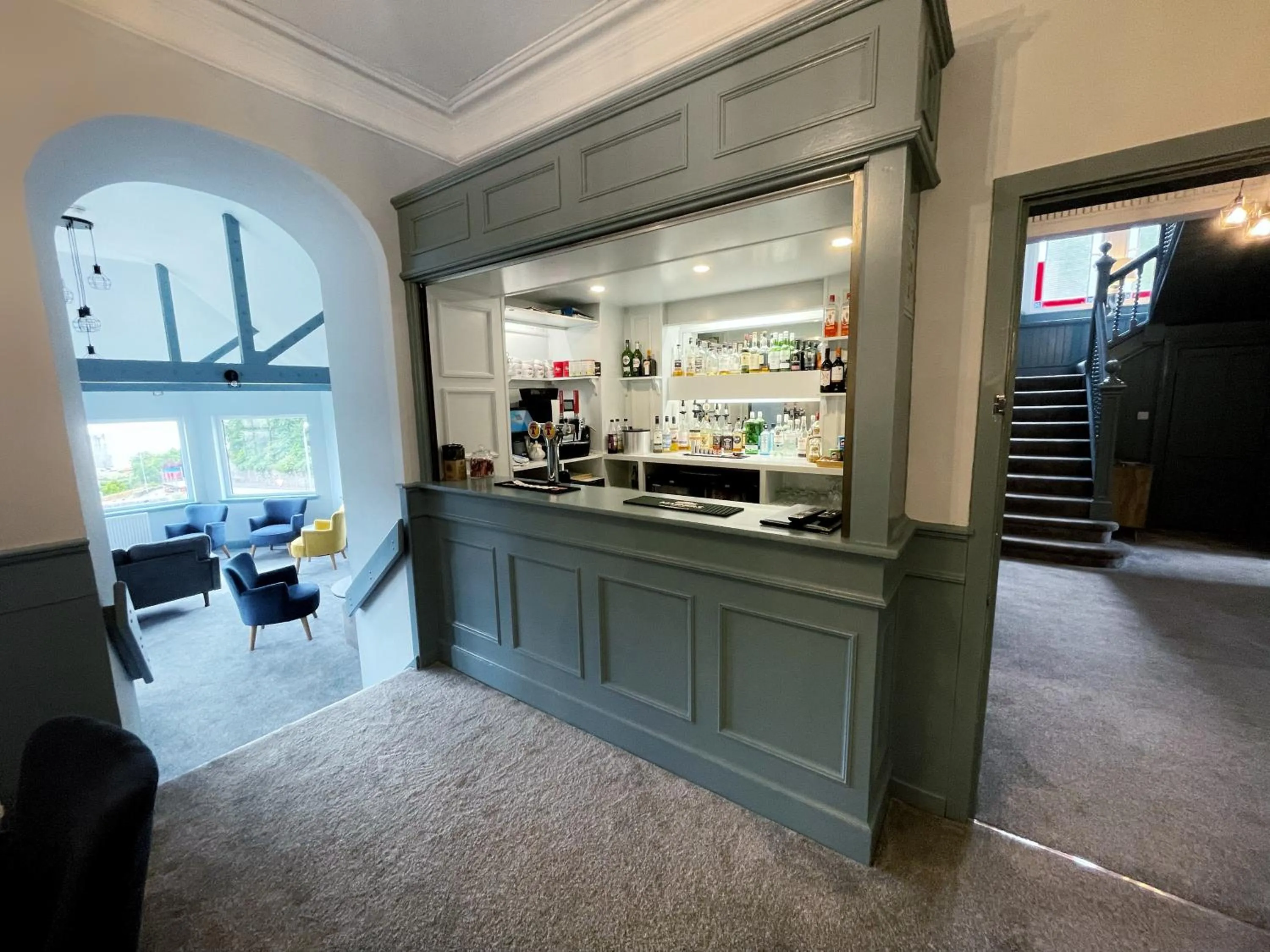 Lounge or bar in King's Knoll Hotel