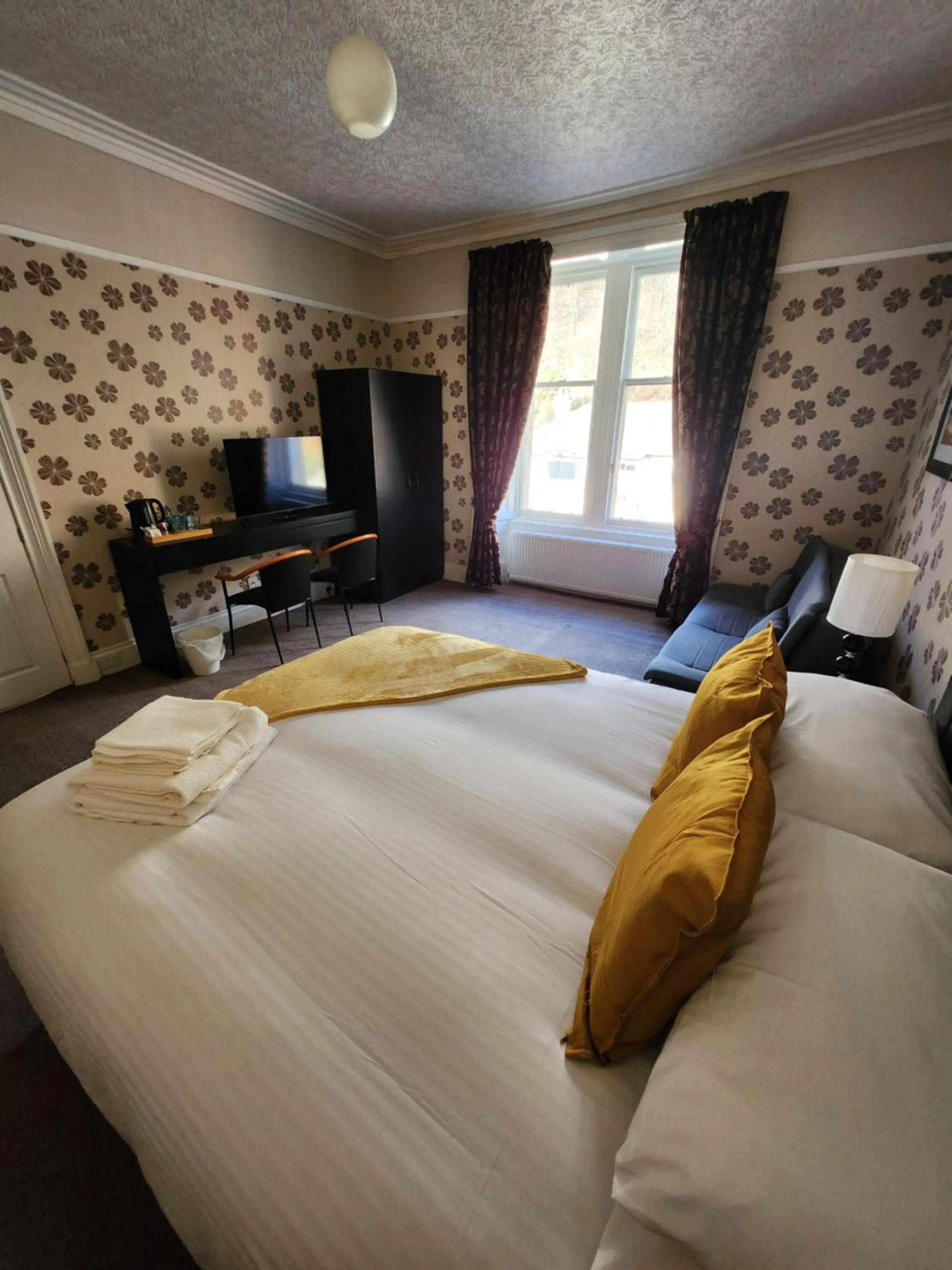 Bed in King's Knoll Hotel