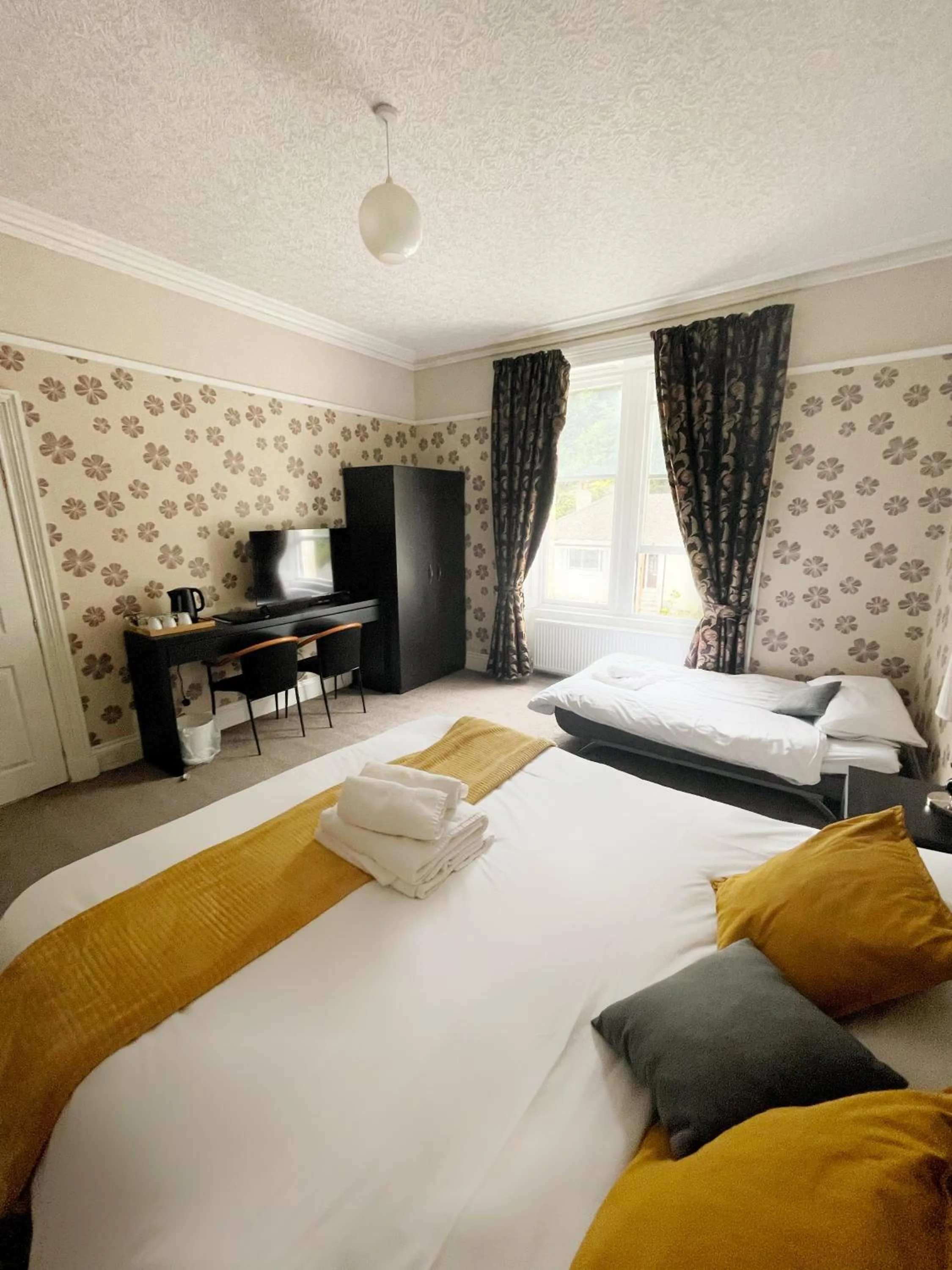 Bed in King's Knoll Hotel