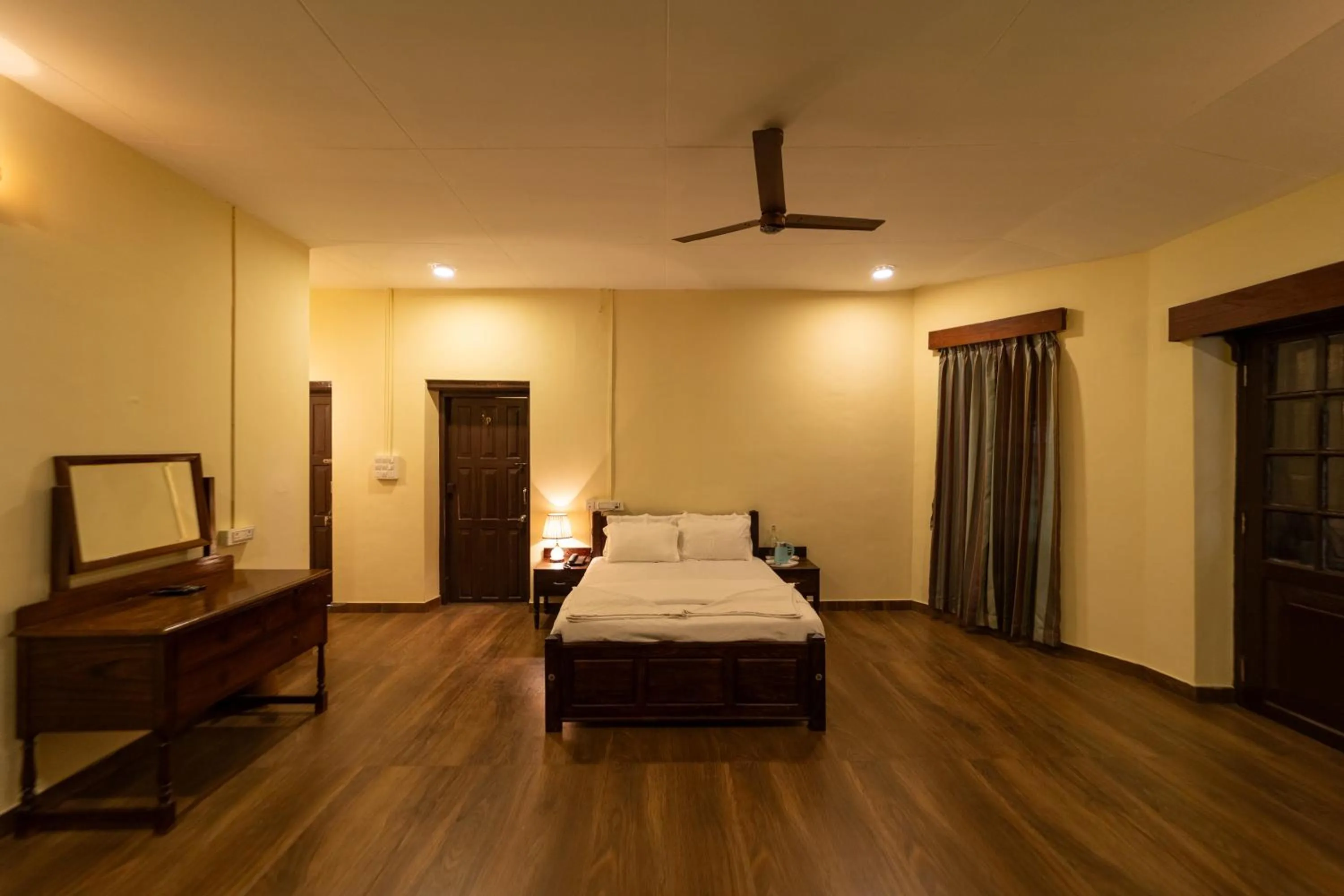 Photo of the whole room, Bed in Harris Holiday Inn