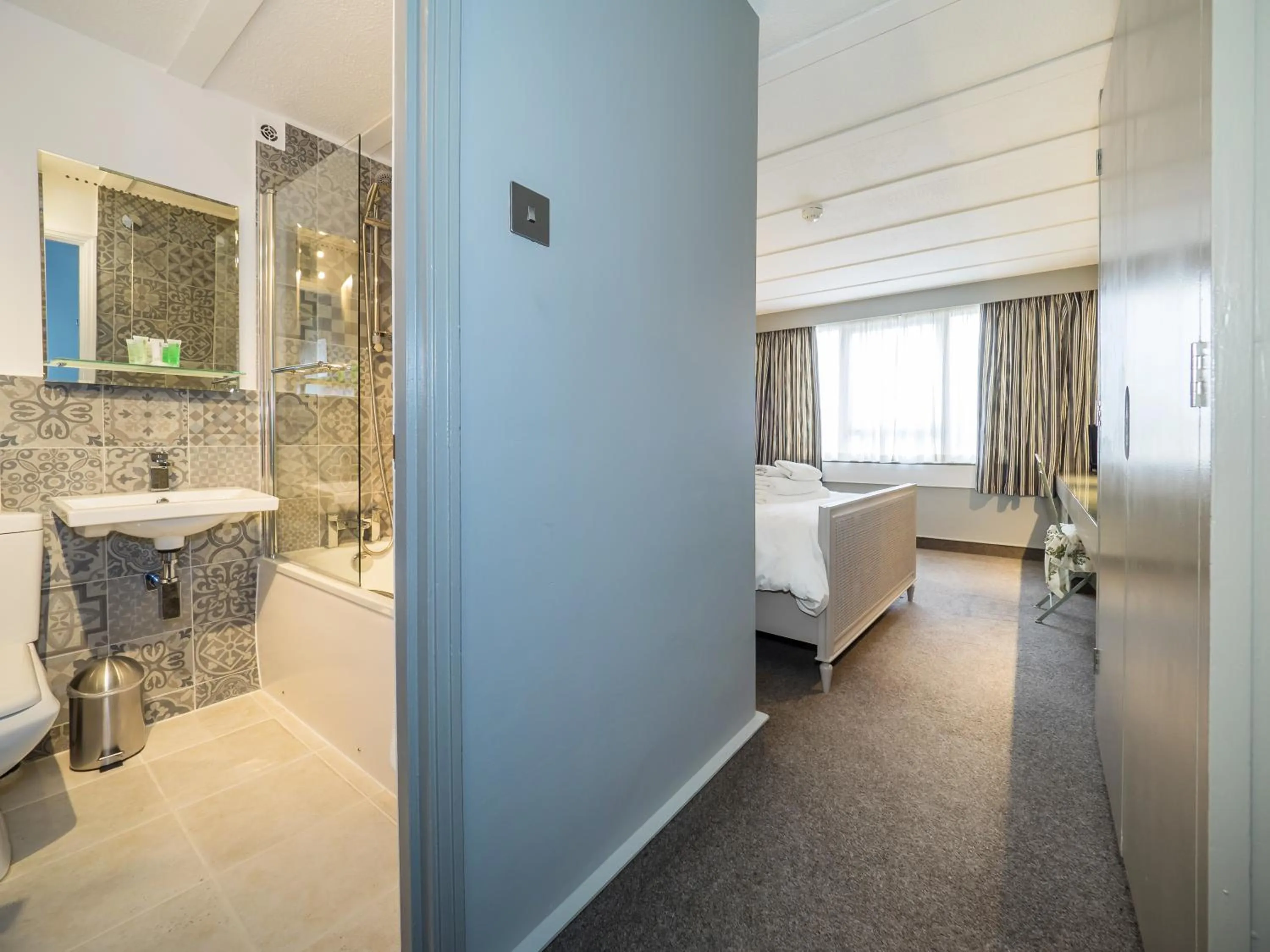 Bathroom, Bed in Hotel Wroxham