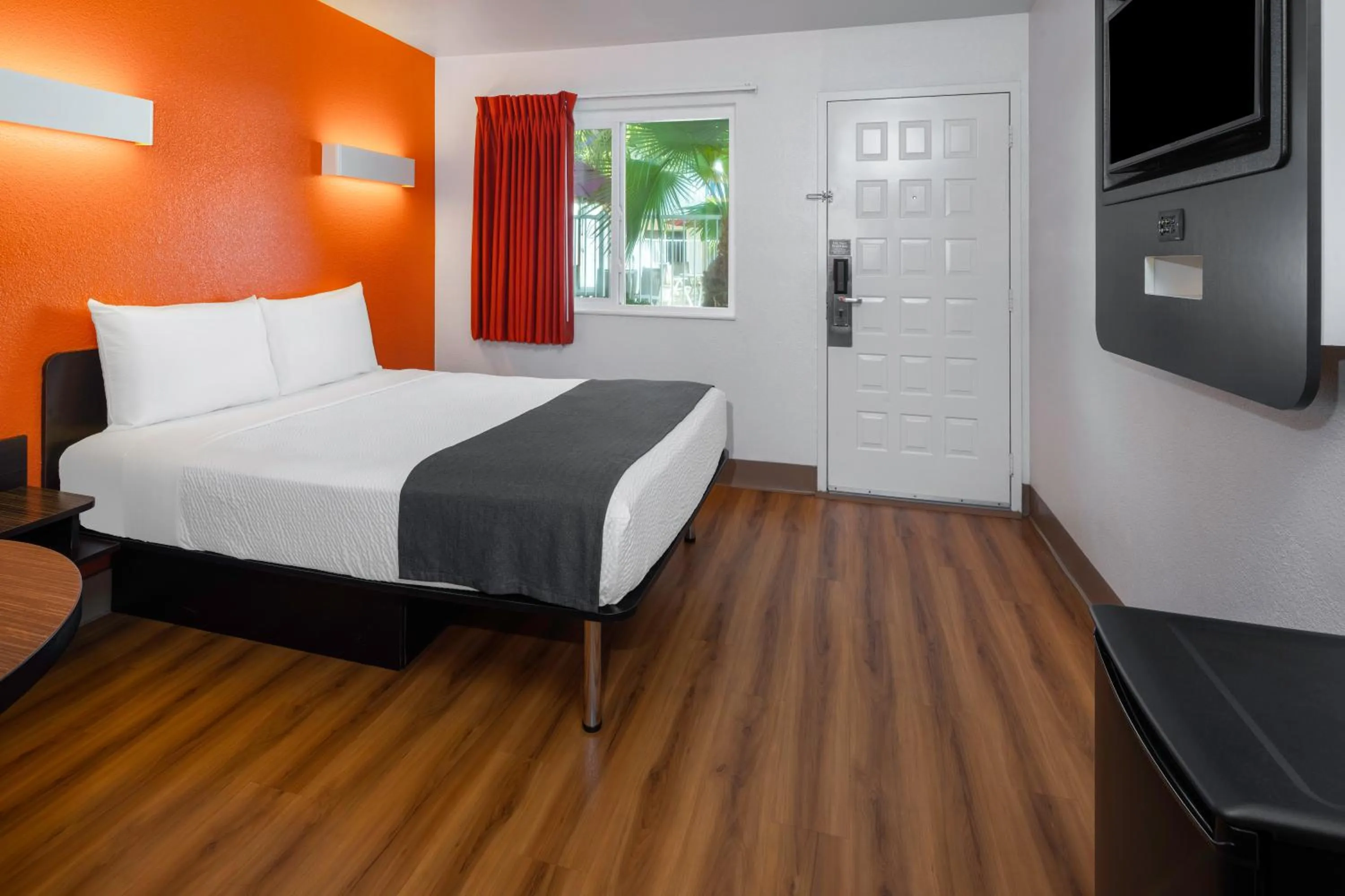 Bedroom, Bed in Studio 6 Suites Carpinteria, CA Santa Barbara South