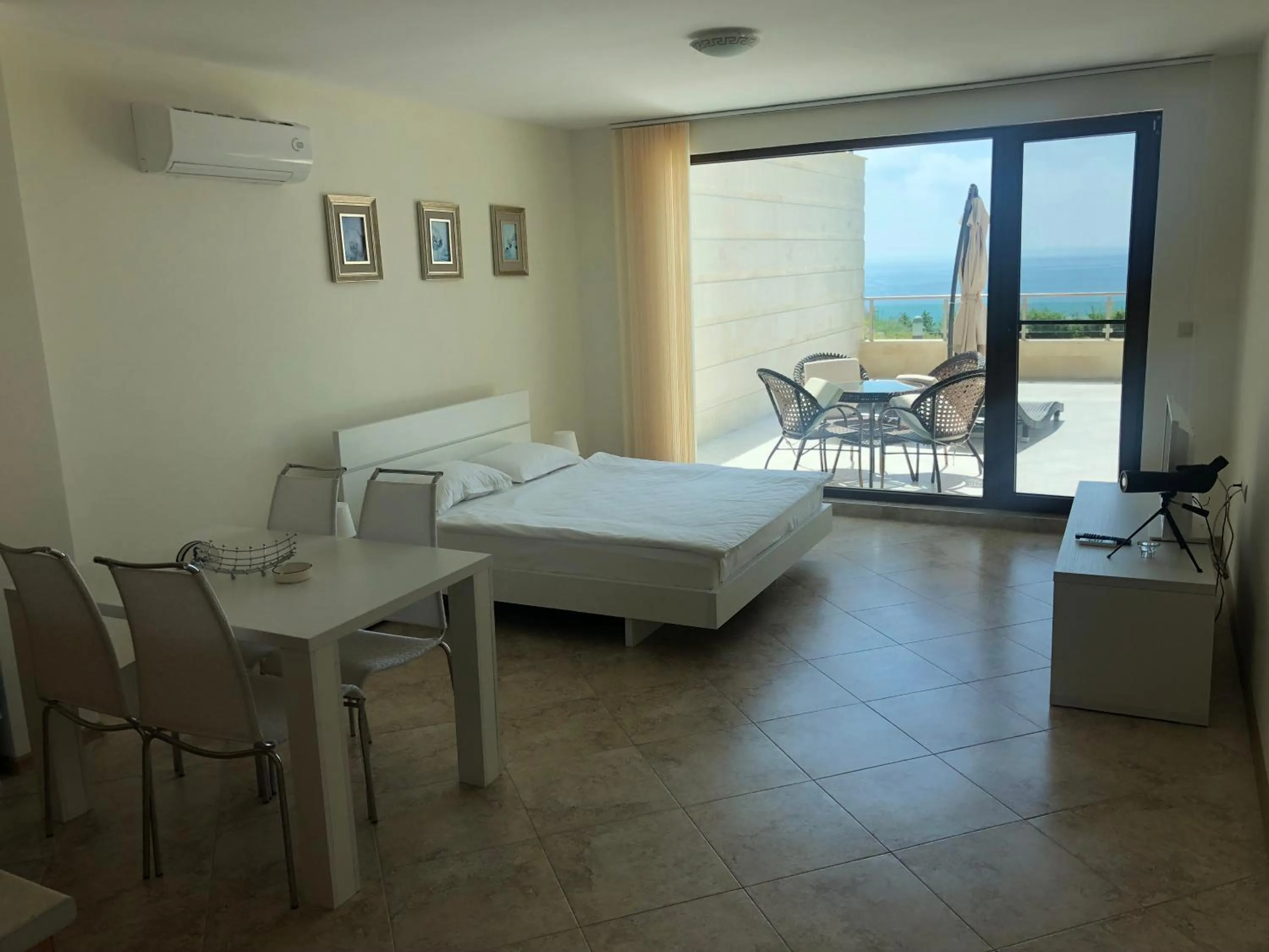 Balcony/Terrace, Bed in Calithea Complex