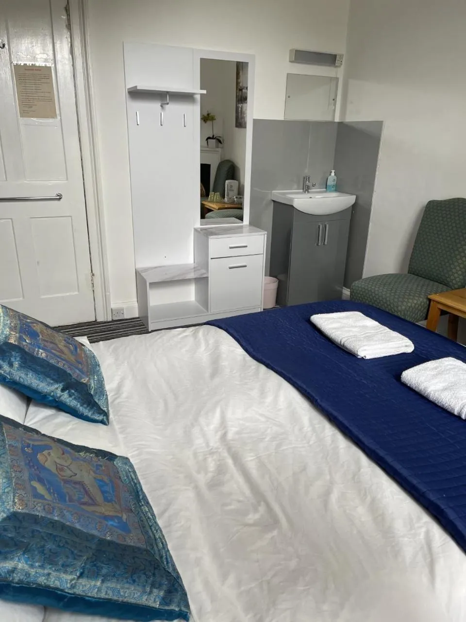 Bedroom, Bed in Edinburgh Rays Guest House