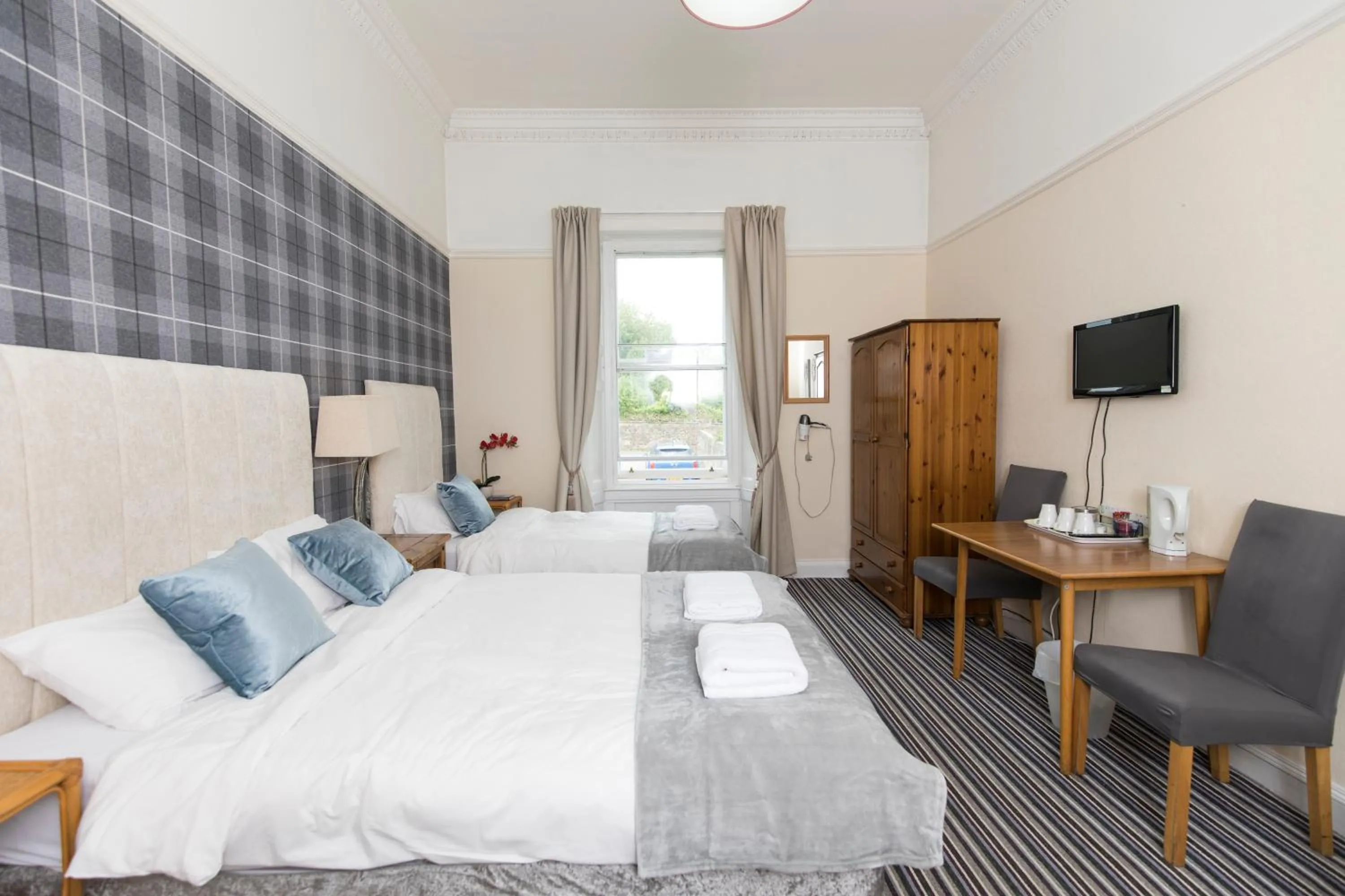 Photo of the whole room, Bed in Edinburgh Rays Guest House