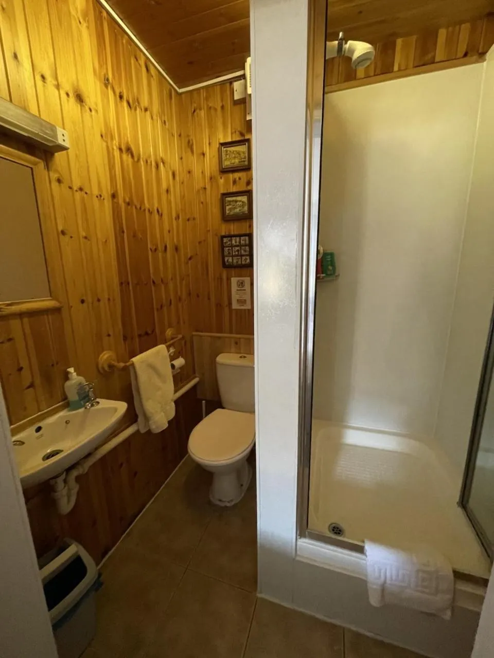 Bathroom in Edinburgh Rays Guest House