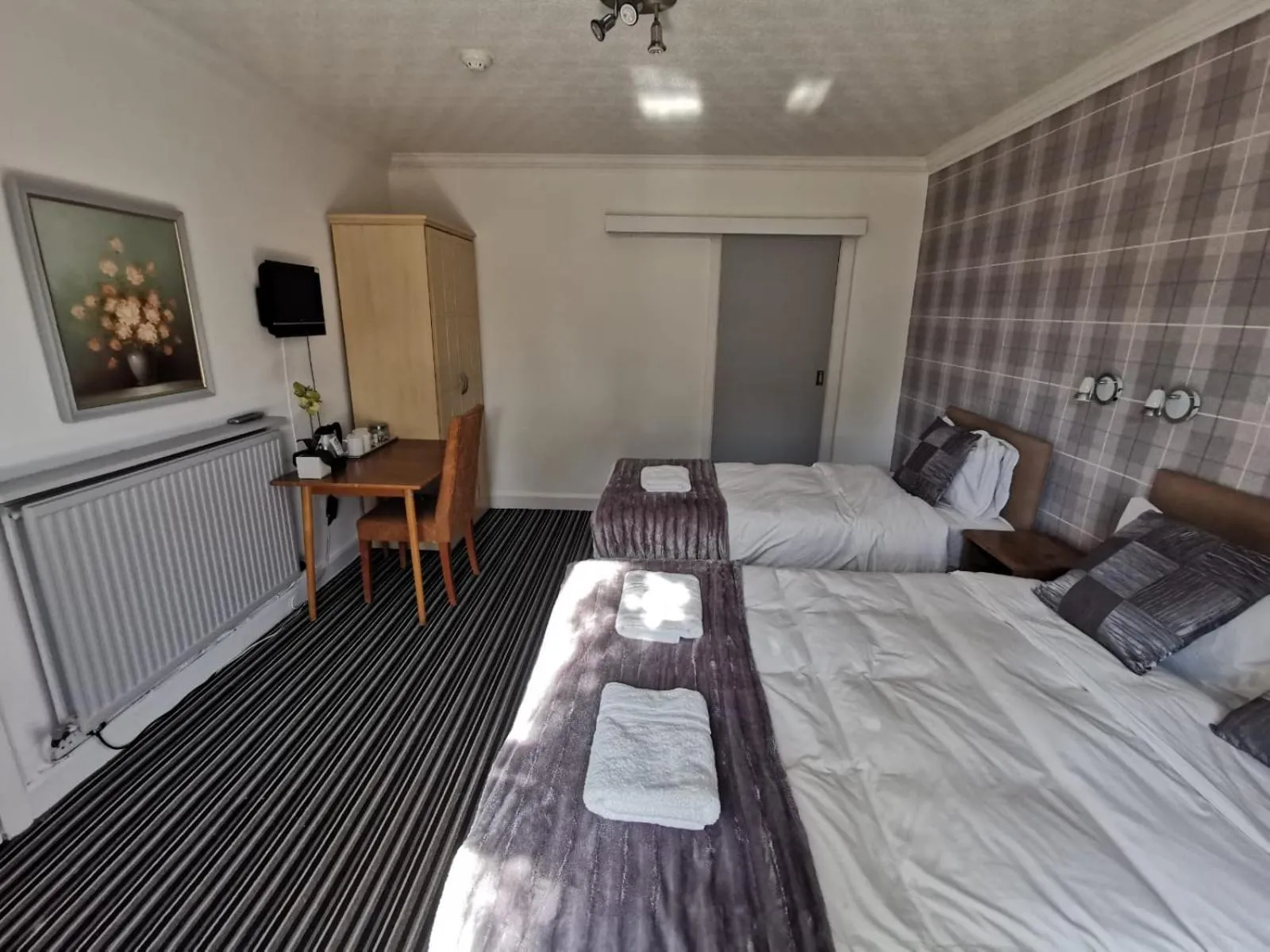 Photo of the whole room, Bed in Edinburgh Rays Guest House