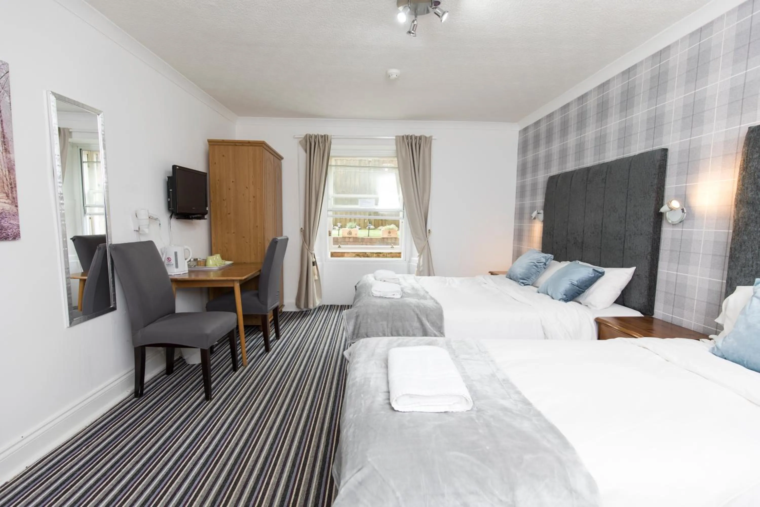 Photo of the whole room, Bed in Edinburgh Rays Guest House