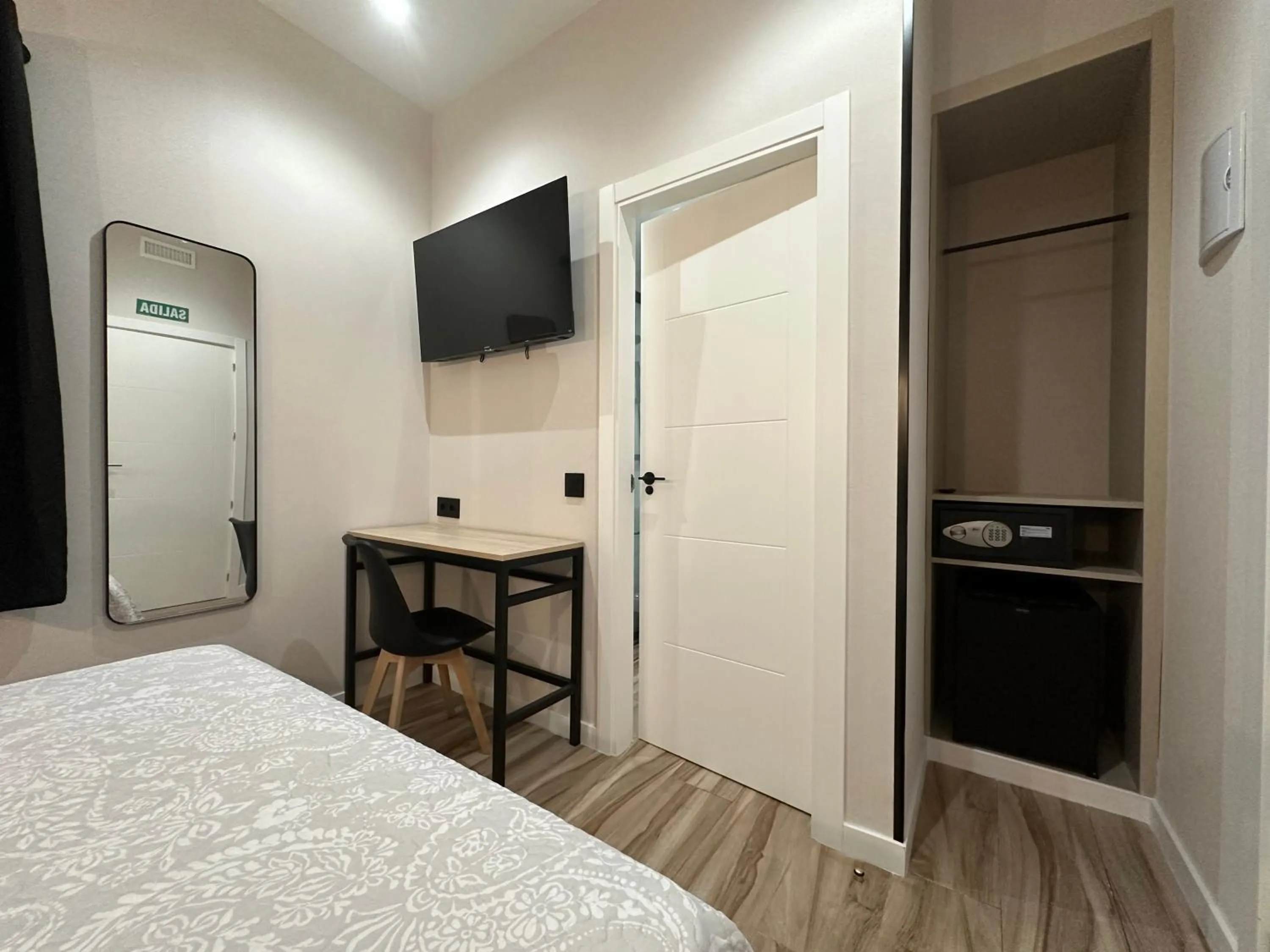 hair dresser, Bed in CC Opera Suites