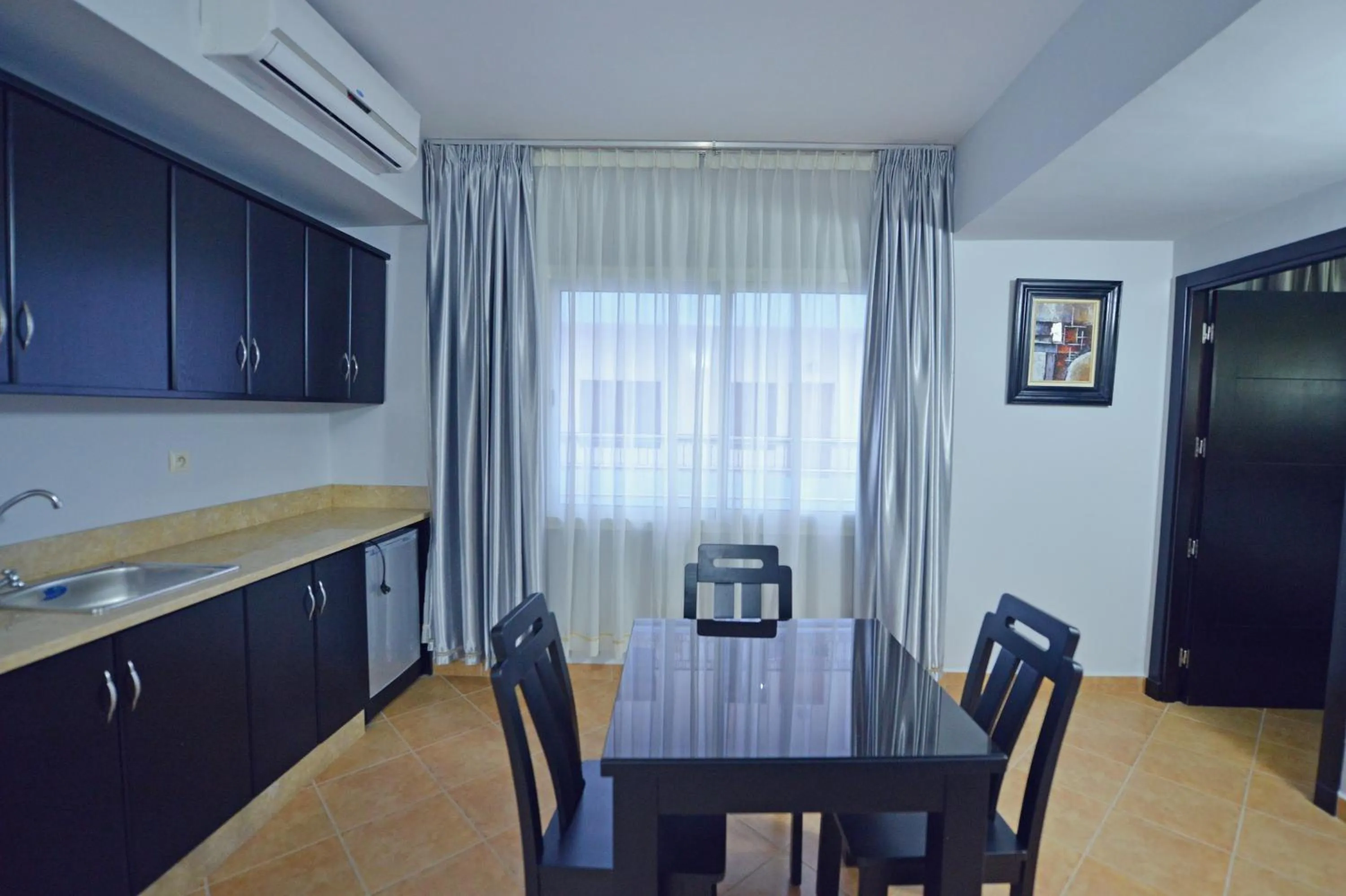 Kitchen or kitchenette in Hôtel Suite Martil