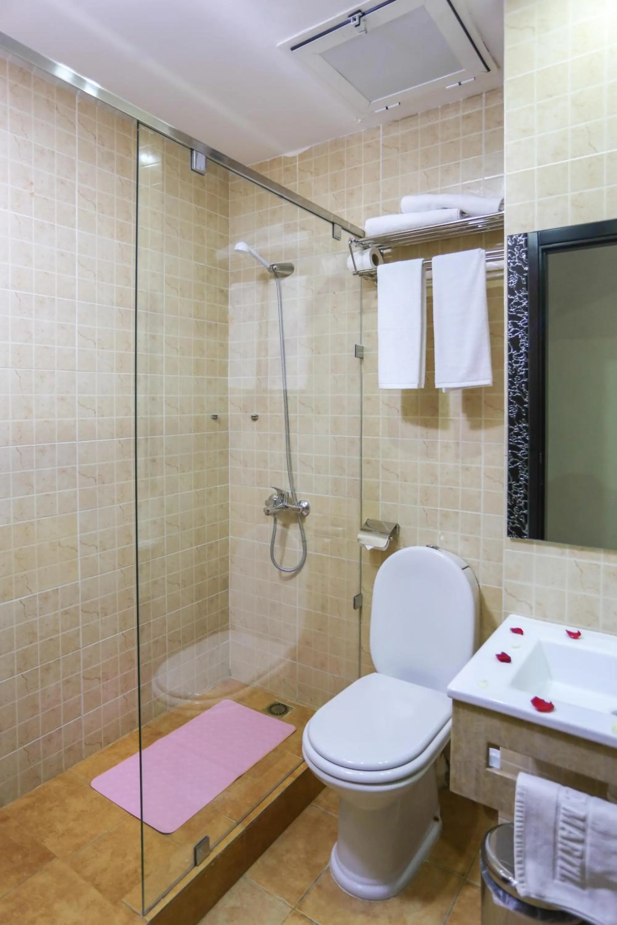 Bathroom in Hôtel Suite Martil