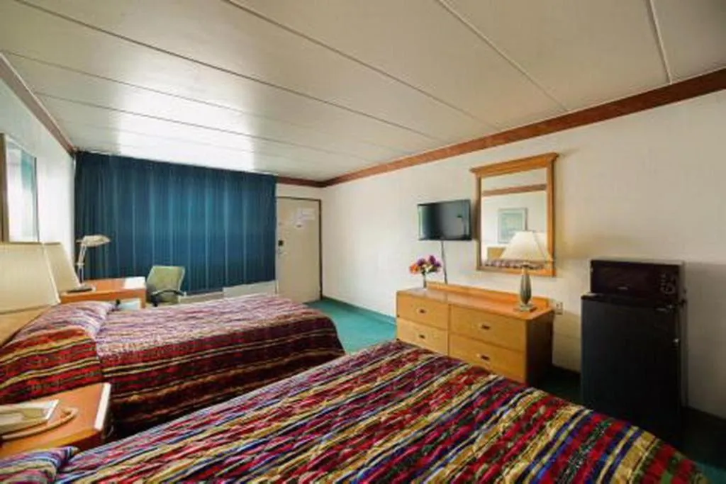 wardrobe, Bed in Loyalty Inn Maryville