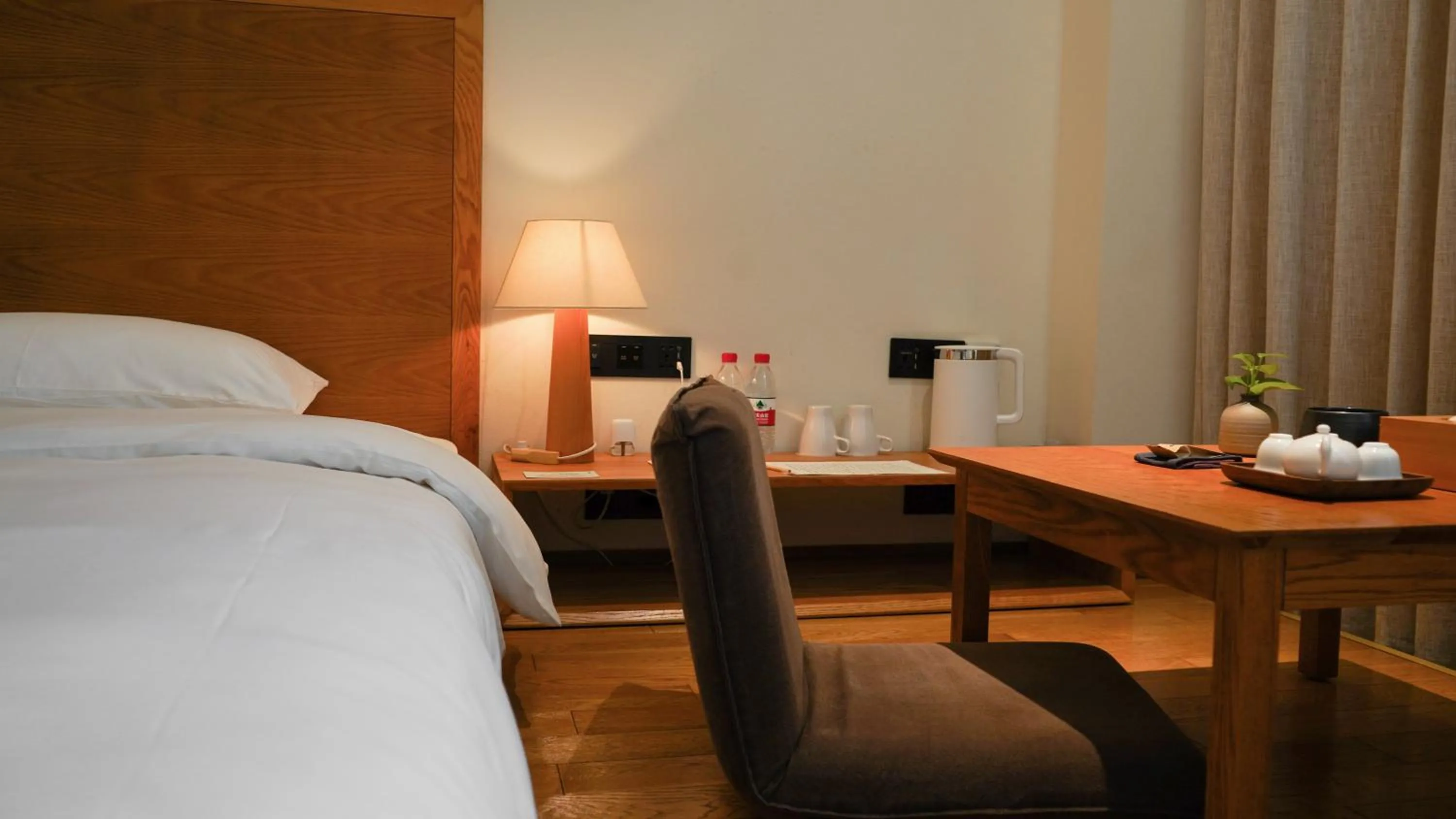 Property building, Bed in Taihua Wutong Hotel