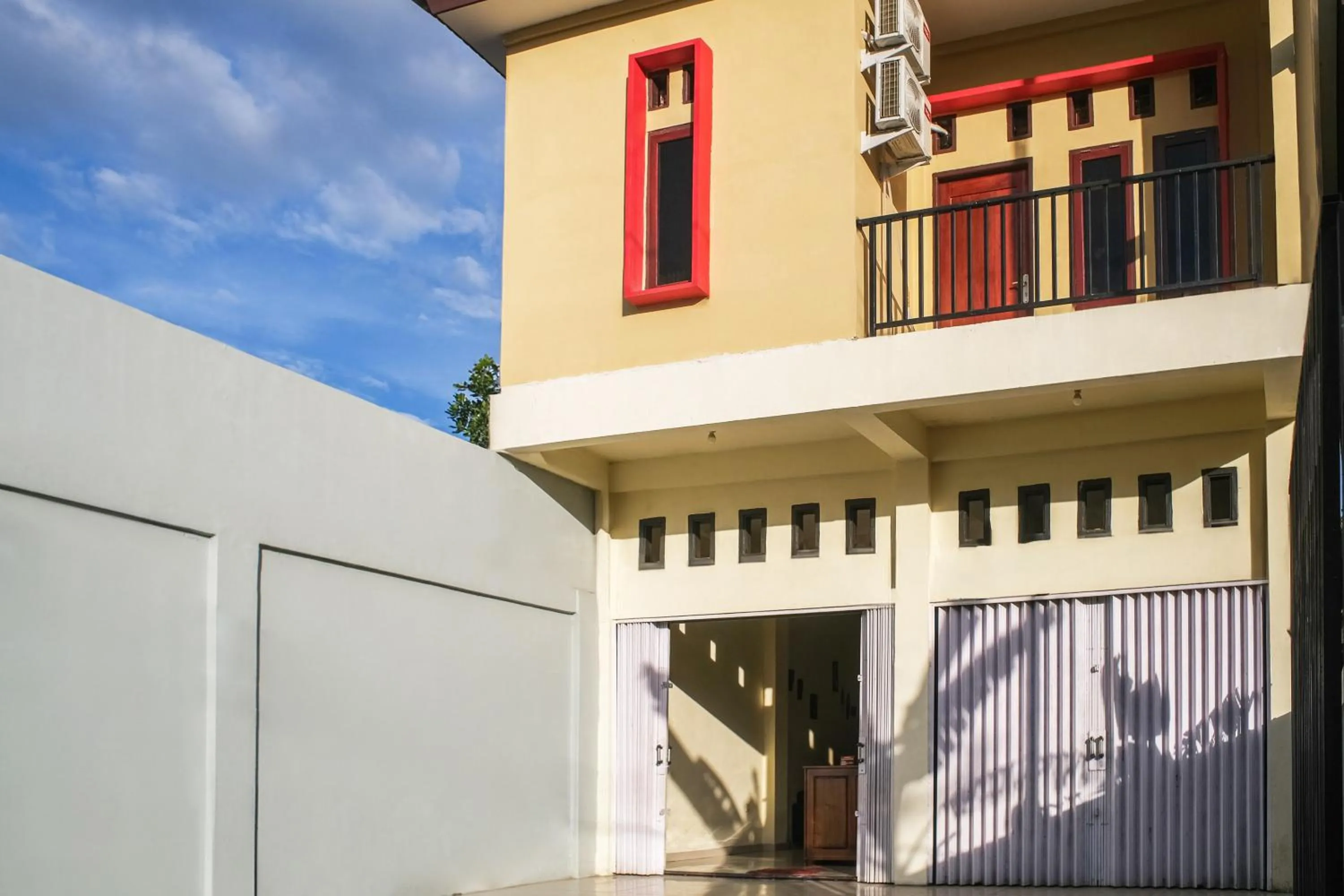 Facade/entrance in OYO 93332 Kharis Home Stay