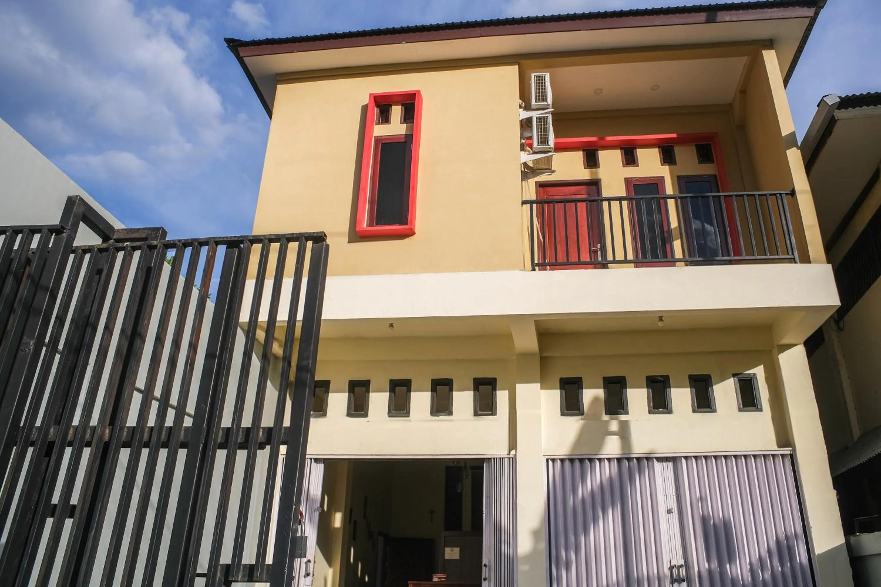 Facade/entrance in OYO 93332 Kharis Home Stay