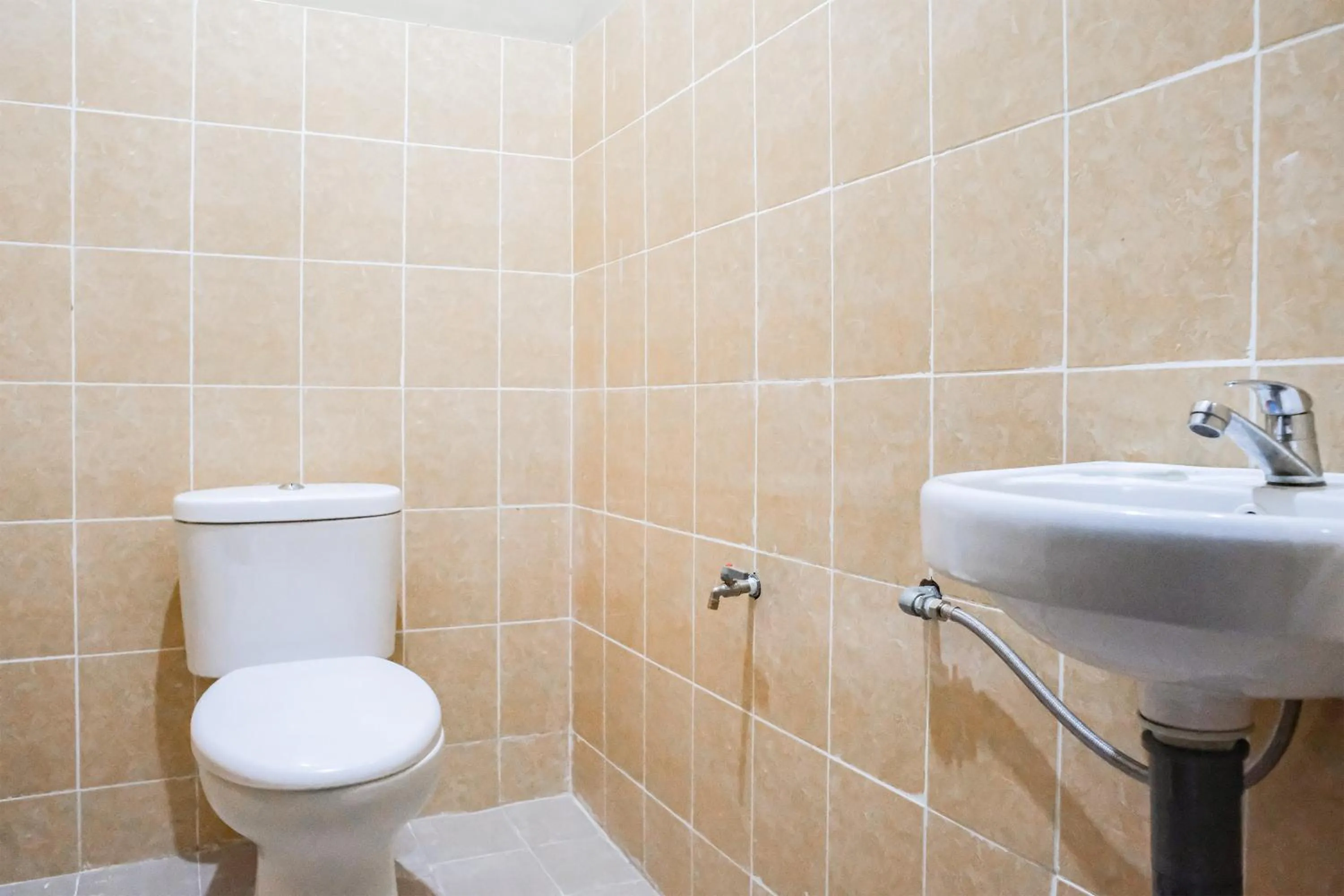 Bathroom in OYO 93332 Kharis Home Stay