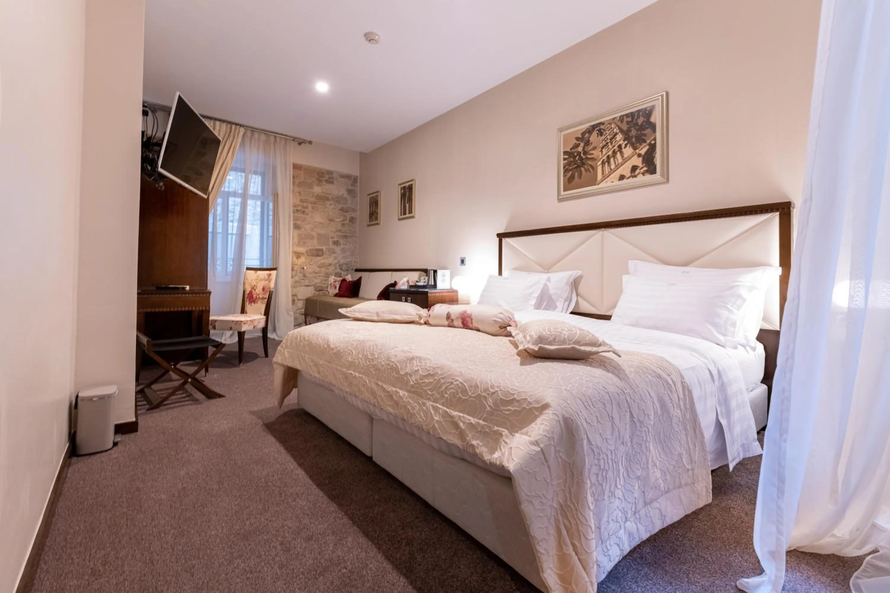 Bed in Heritage Hotel Antique Split