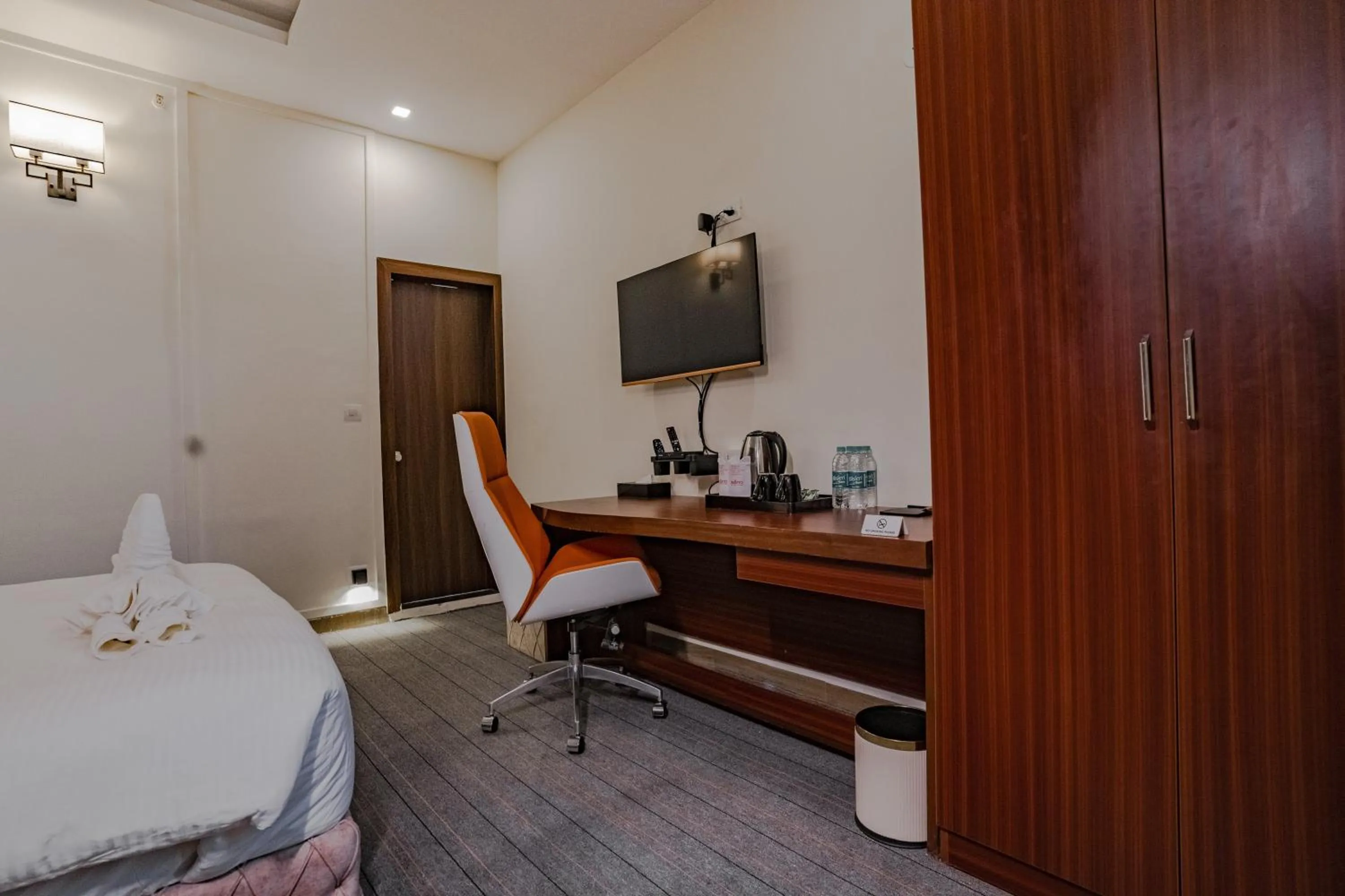 Bedroom, Bed in Essotto Recreation Hub