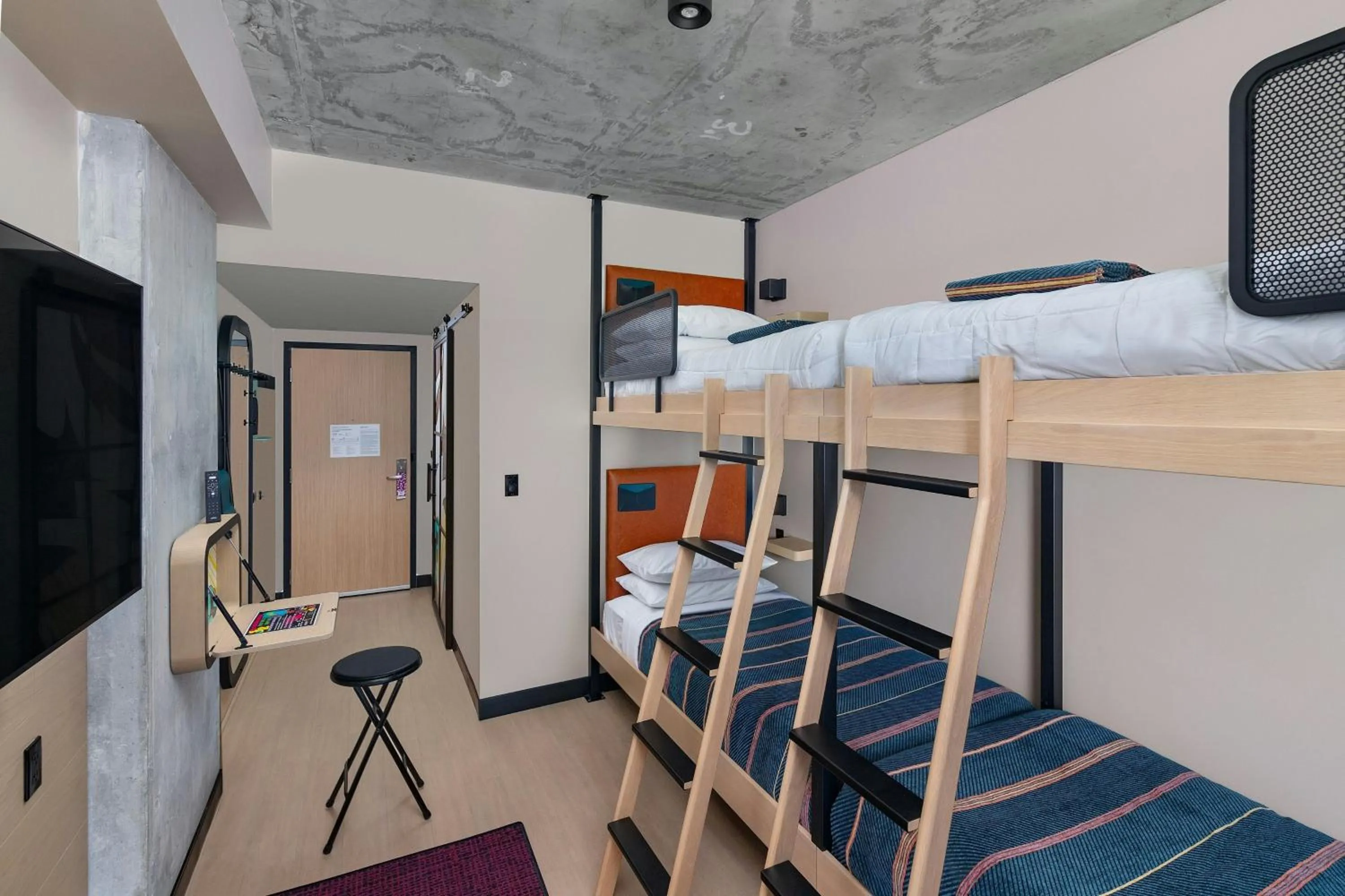 Photo of the whole room, Bed in Moxy Miami Wynwood